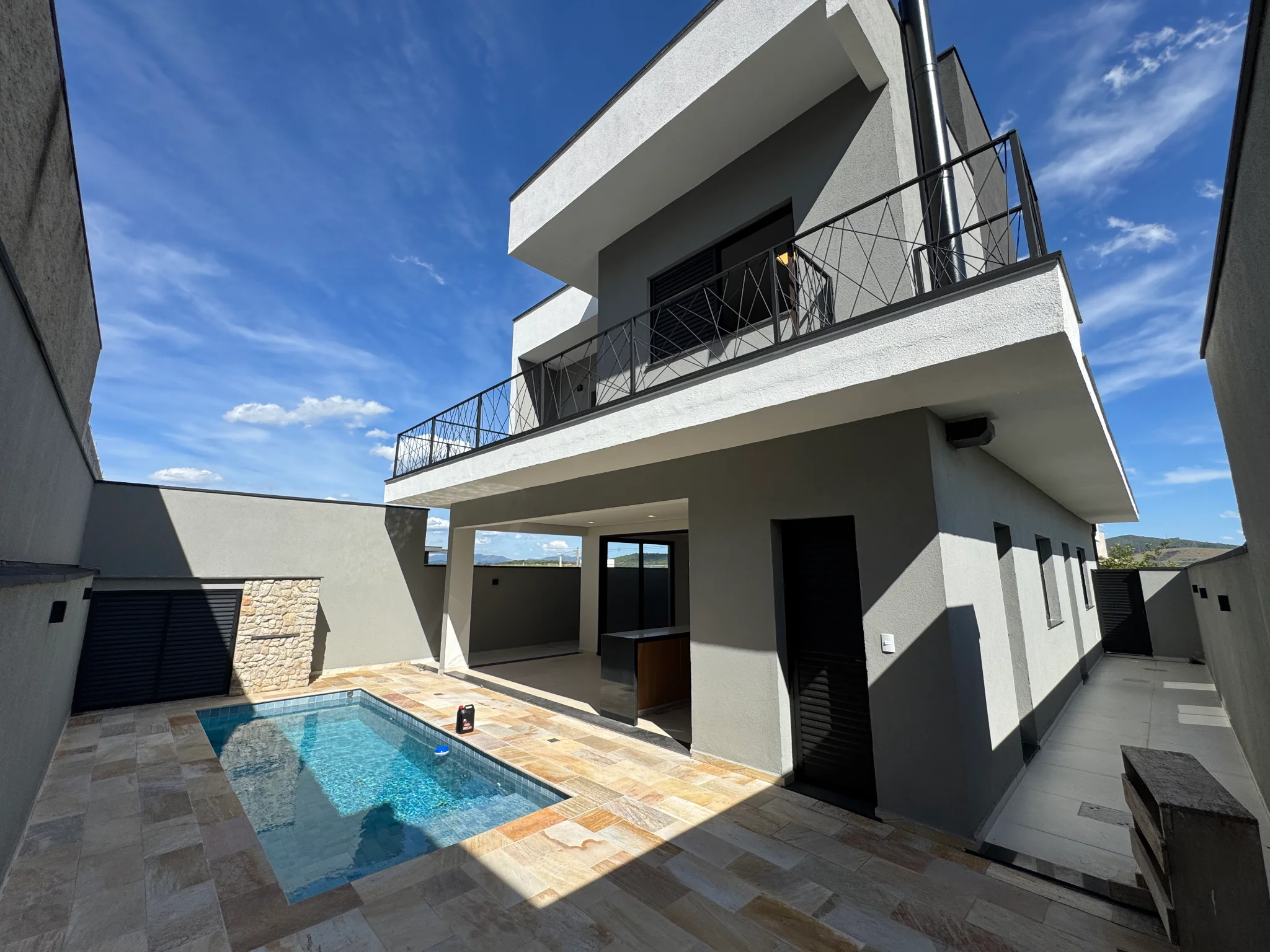Casa à venda com 3 suítes no Condomínio Cataguá Way em Taubaté/SP.