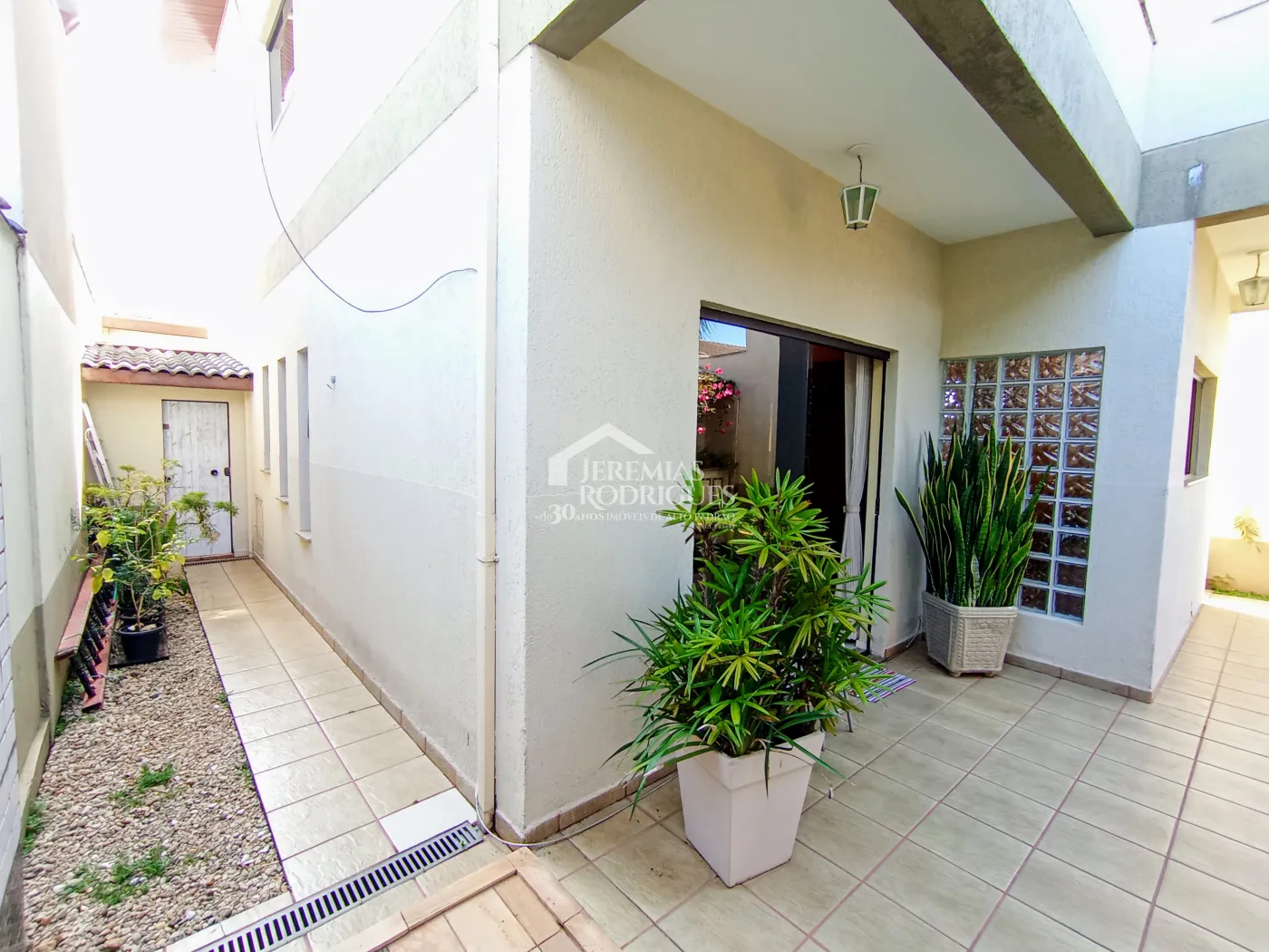 Casa assobradada à venda com 3 suítes no Condomínio Fortaleza em Taubaté/SP.