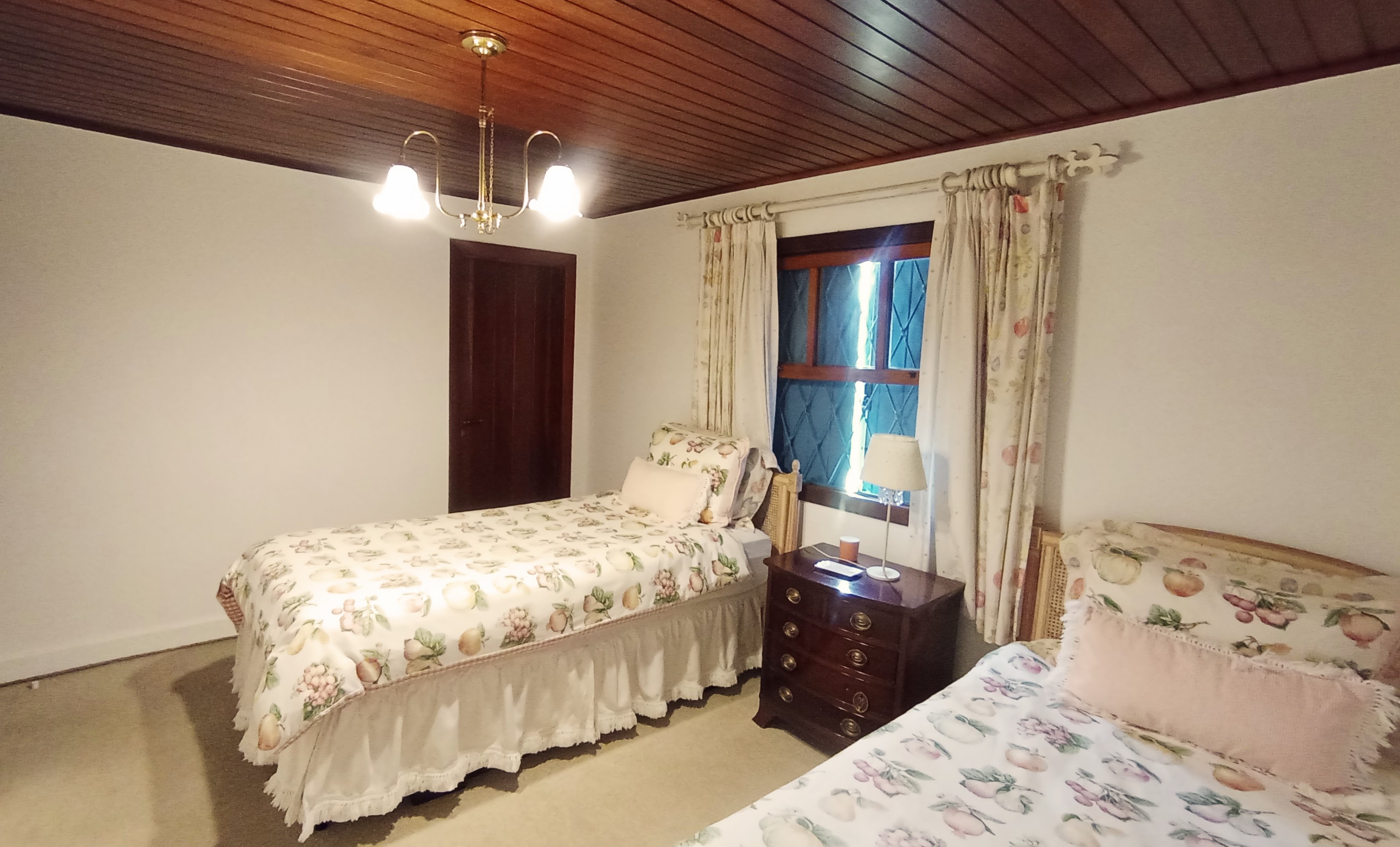 Casa à venda com 5 dormitórios no Capivari em Campos do Jordão/SP.