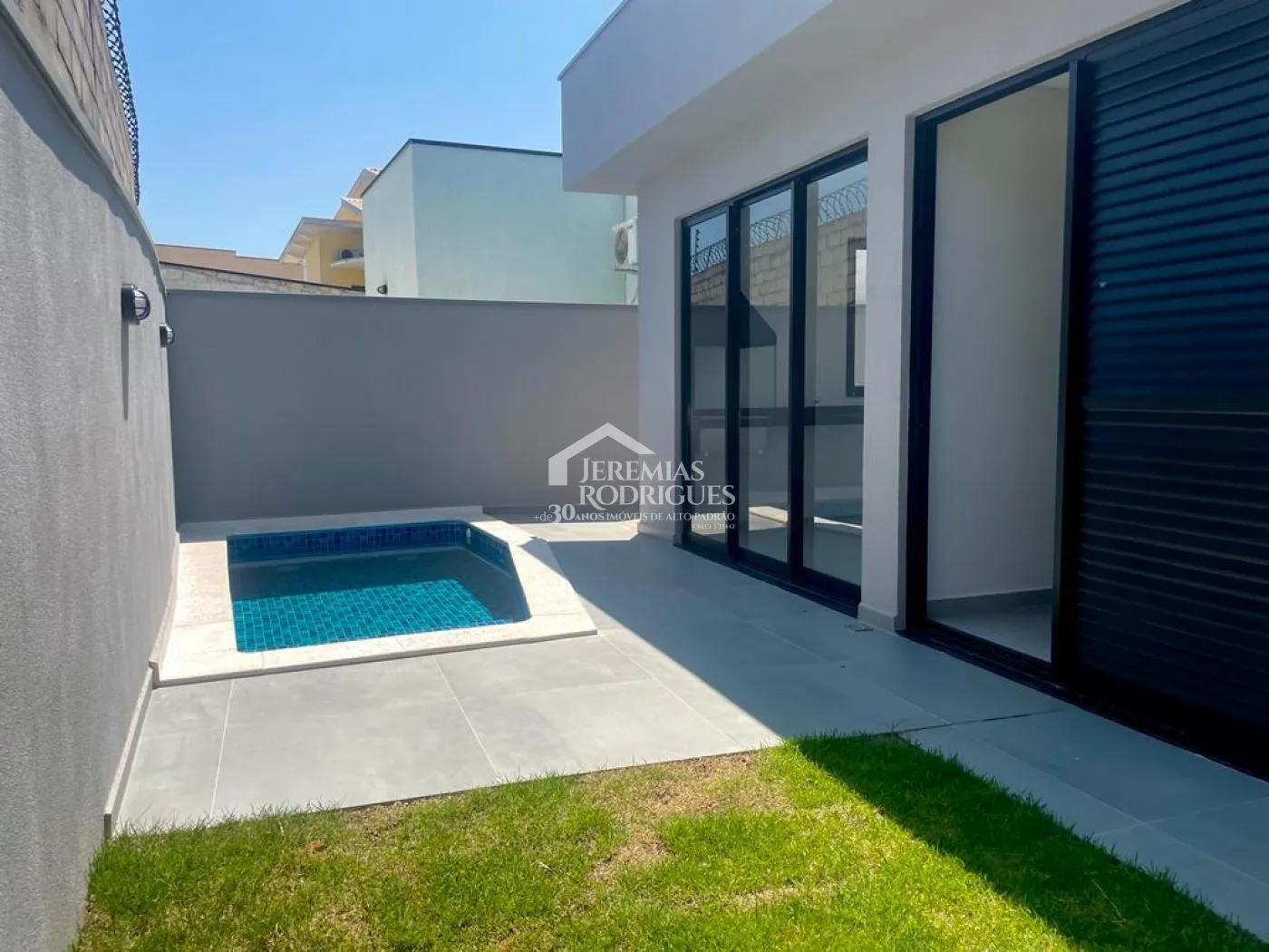 Casa à venda com 3 suítes no Condomínio Campos do Conde II em Tremembé/SP.