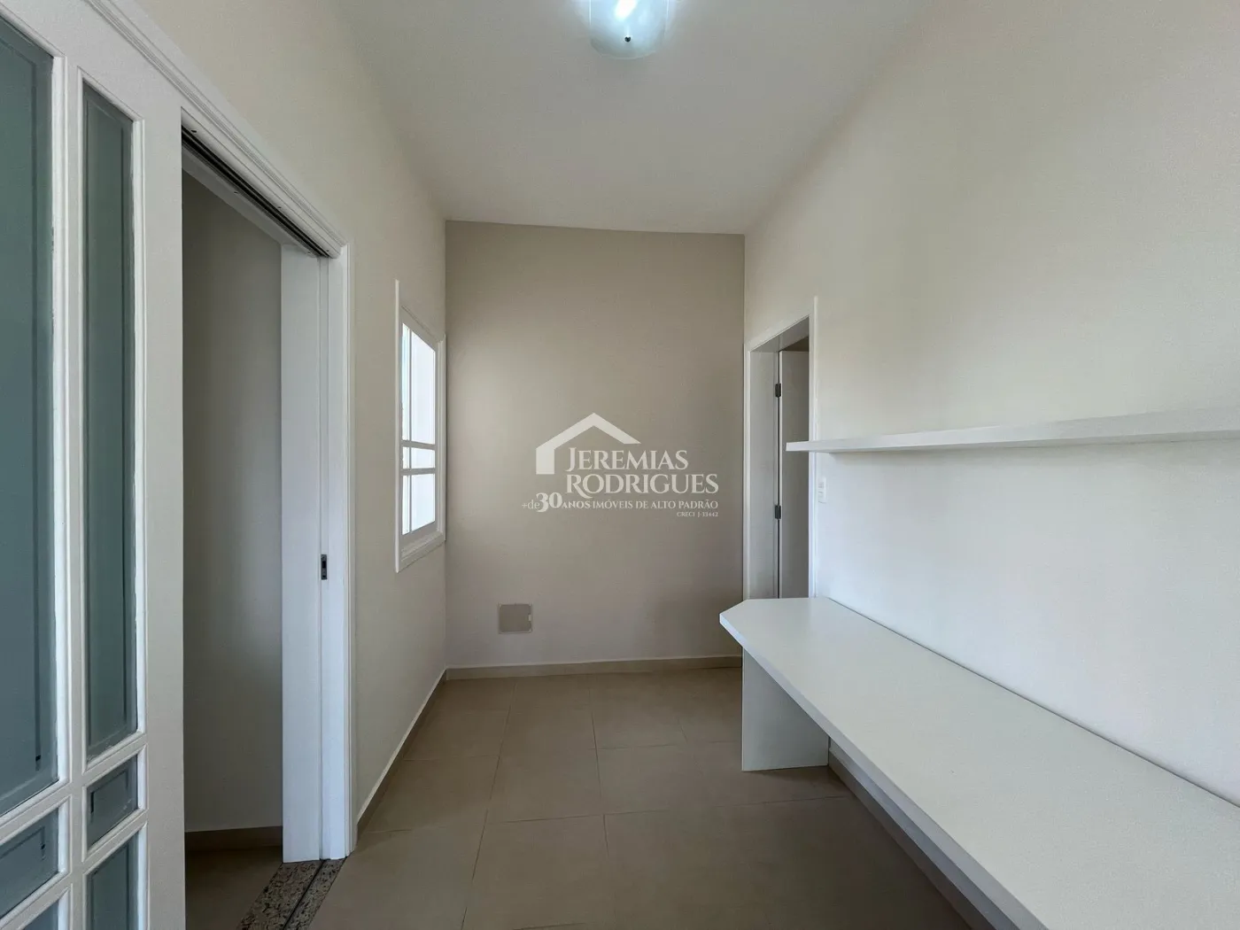 Casa à venda com 4 suítes no Condomínio Taubaté Village em Taubaté/SP.