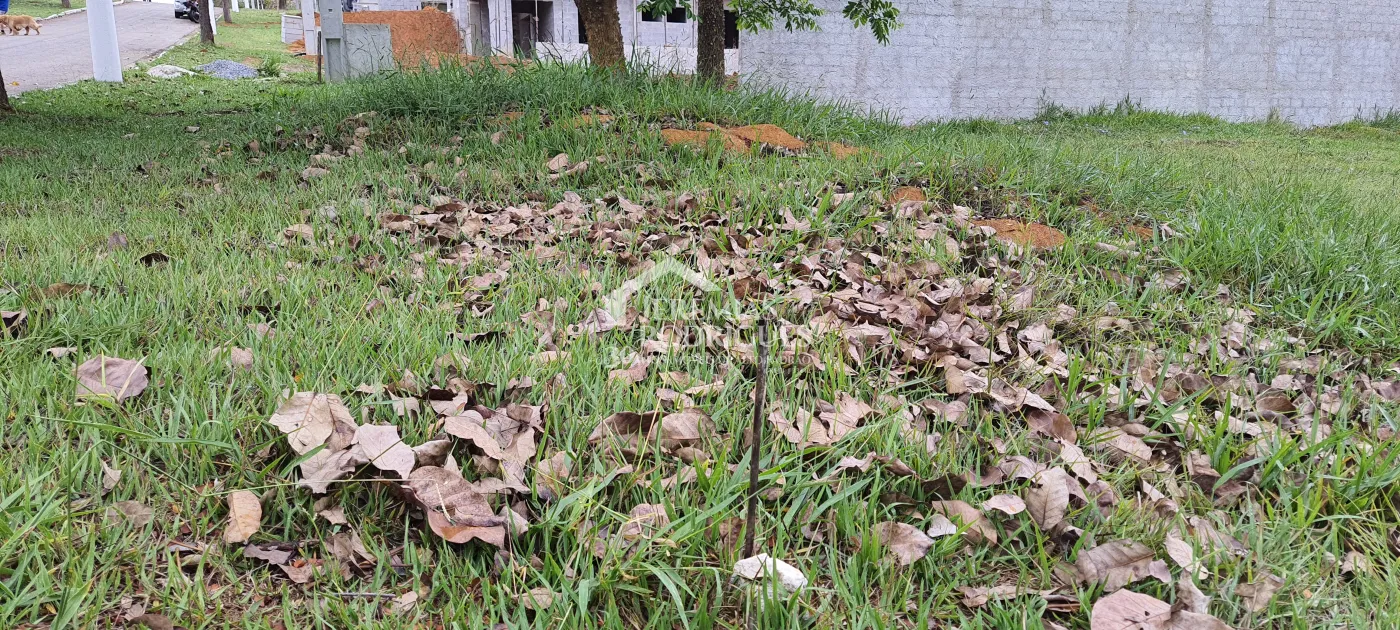 Terreno à venda com 635 m² no Condomínio Altos do Cataguá em Taubaté/SP.