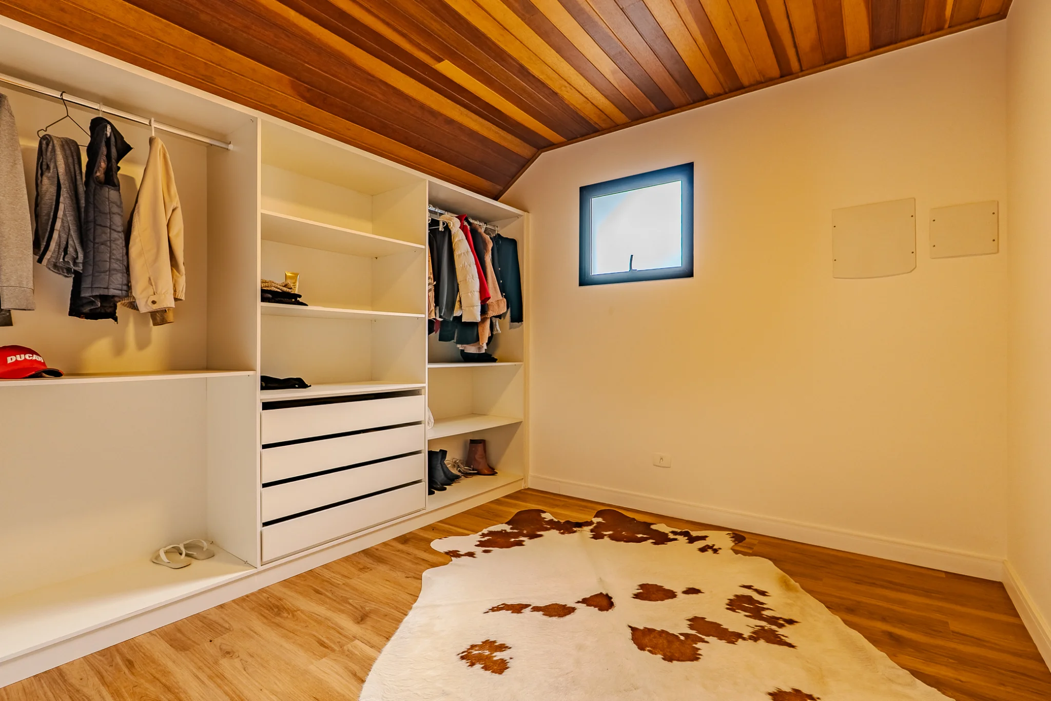 Casa à venda com 4 suítes no Condomínio Beverly Hills em Campos do Jordão/SP. 