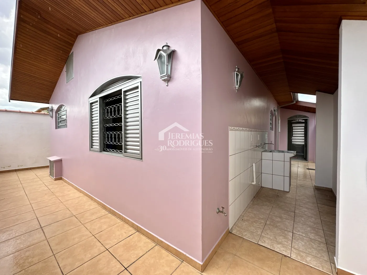 Casa para locação com 3 dormitórios no bairro Jardim Garcez em Taubaté/SP. 