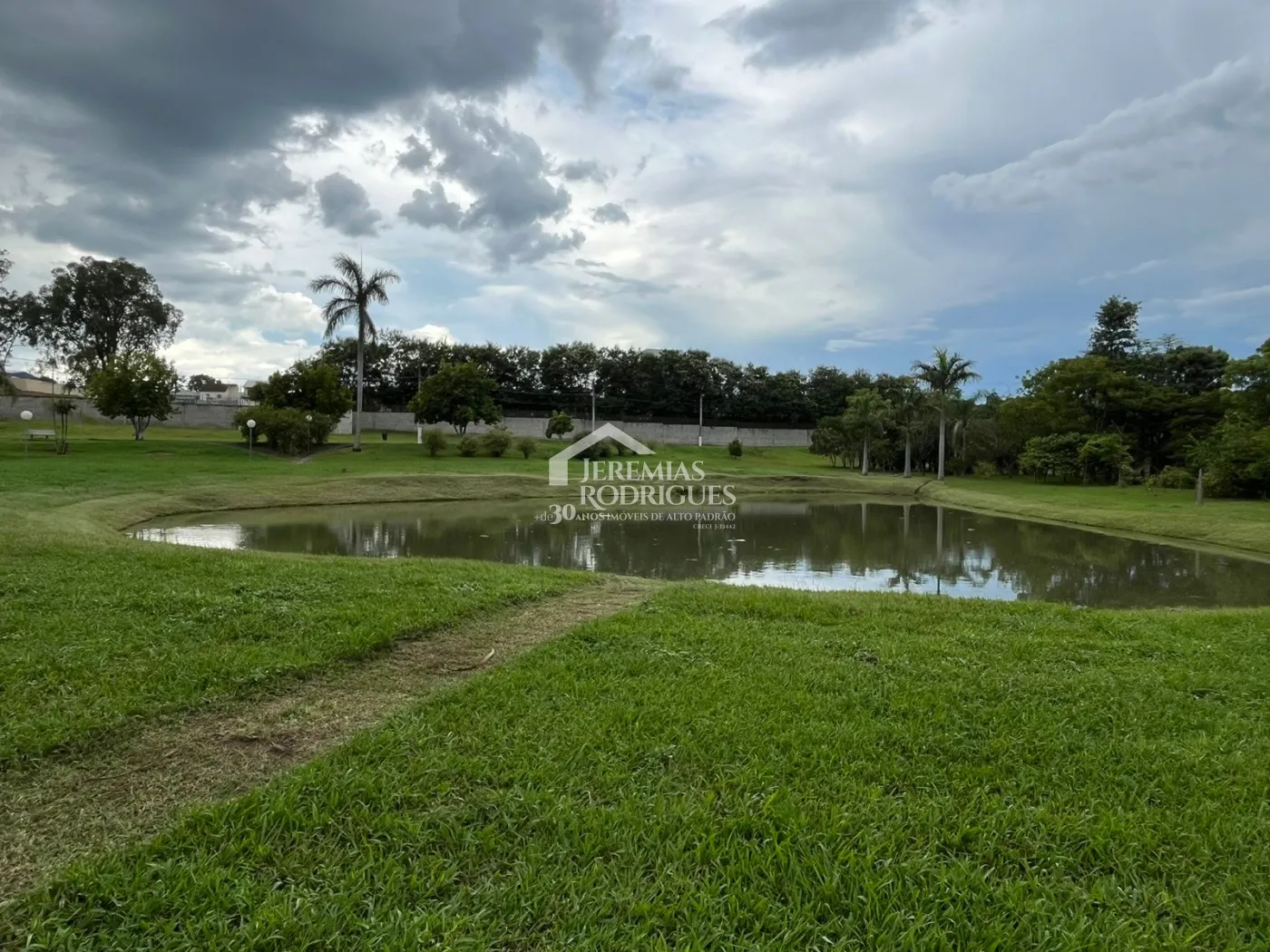 Casa à venda com 3 dormitórios no Condomínio Verdes Vales em Taubaté/SP.