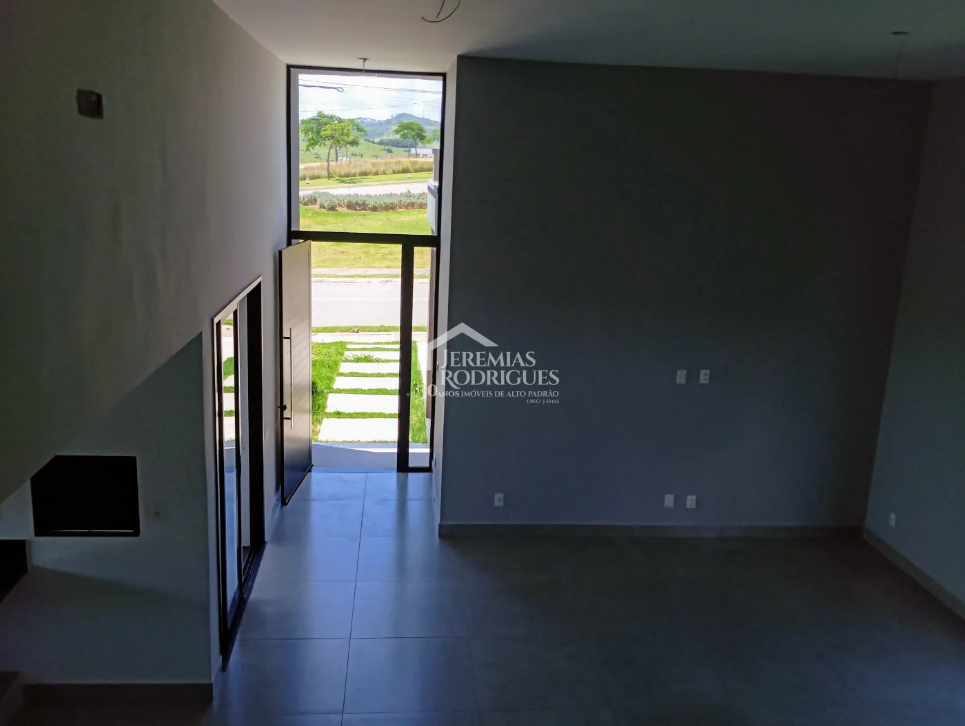 Casa assobradada à venda com 3 suítes no Condomínio Cyrela Landscape em Taubaté/SP.