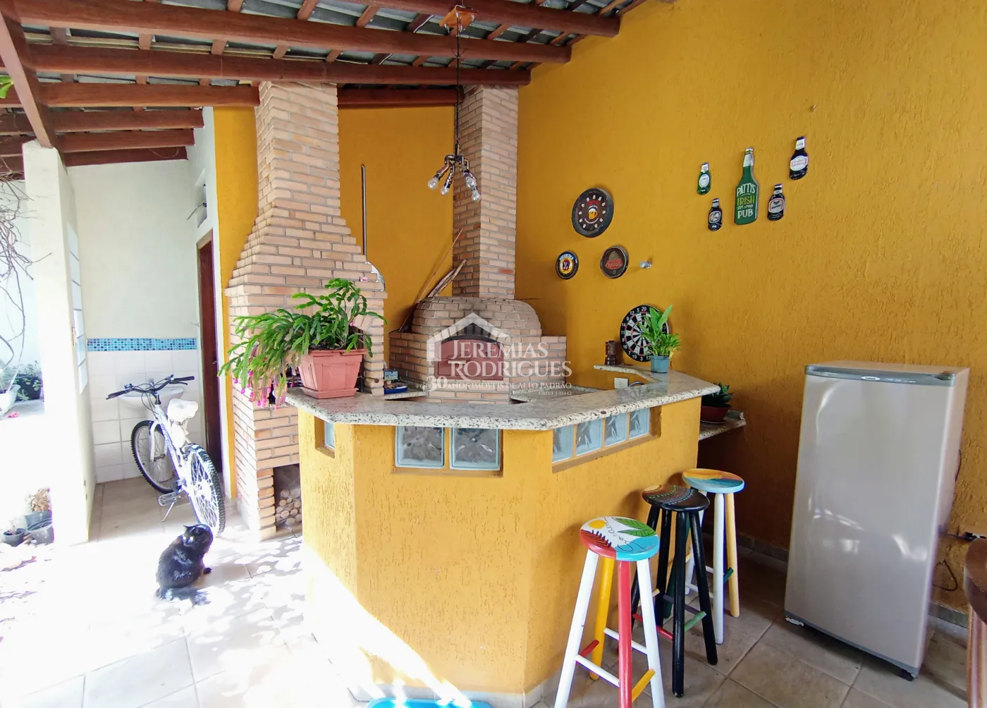 Casa assobradada à venda com 3 suítes no Condomínio Fortaleza em Taubaté/SP.