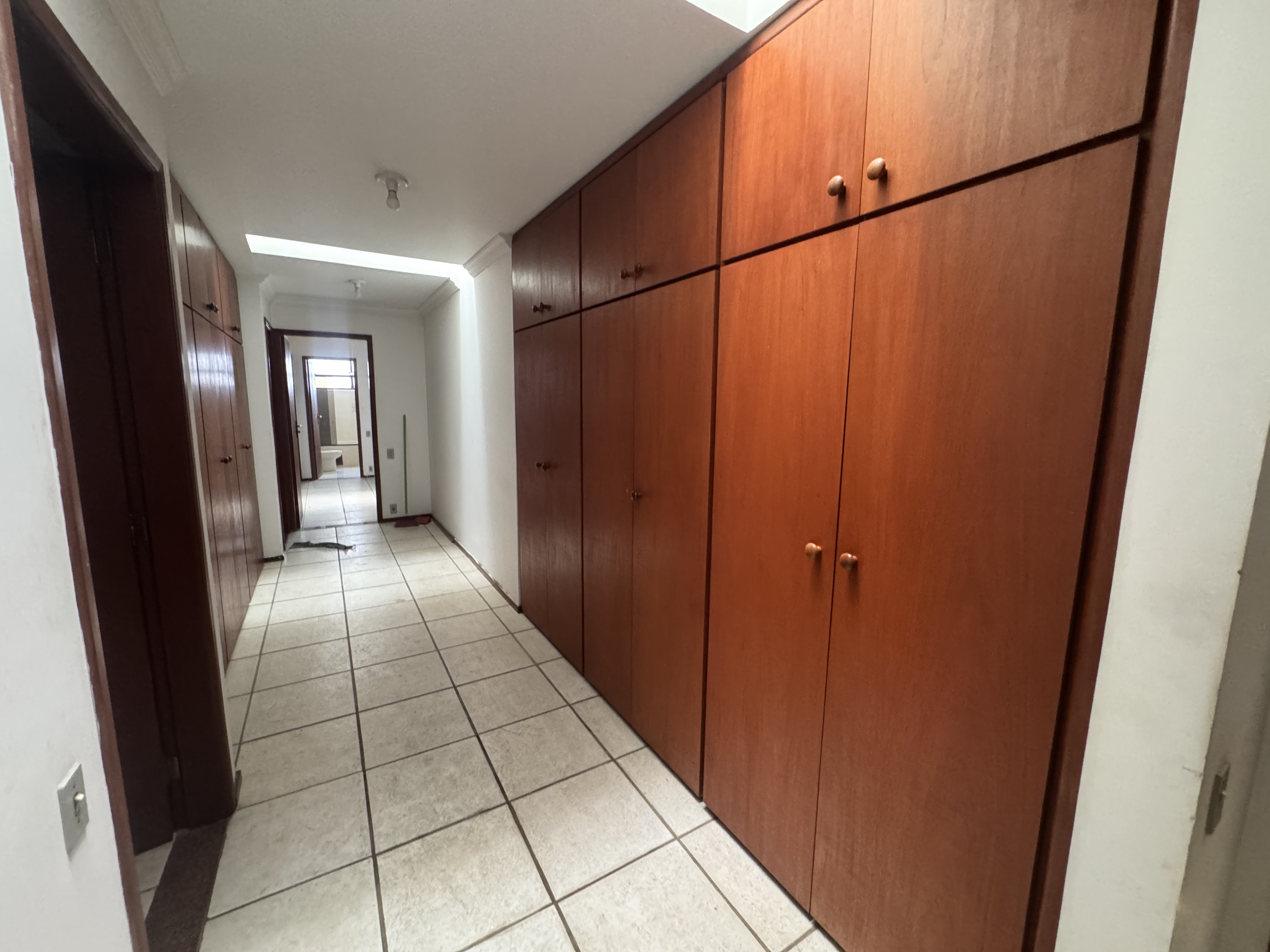 Casa à venda com 5 dormitórios no Condomínio Village Paineiras em Pindamonhangaba/SP.