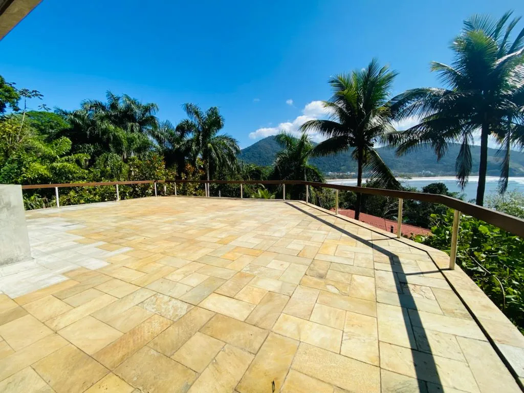 Casa à venda com 5 dormitórios no Condomínio Ponta das Toninhas em Ubatuba/SP. 