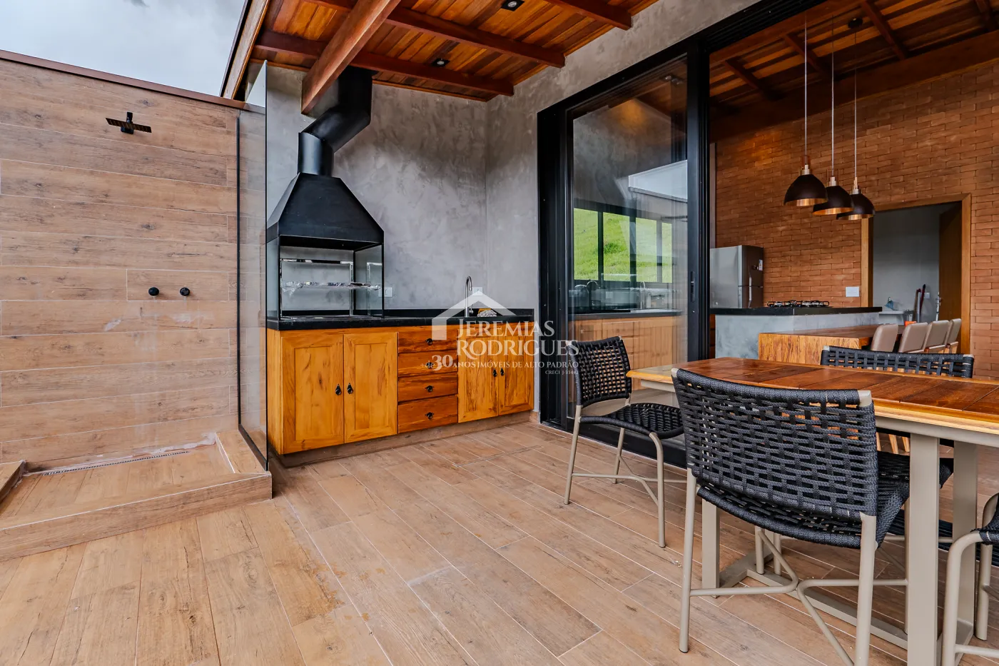 Casa à venda térrea com 2 suítes no Condomínio Parque da Mantiqueira em Santo Antônio do Pinhal/SP.