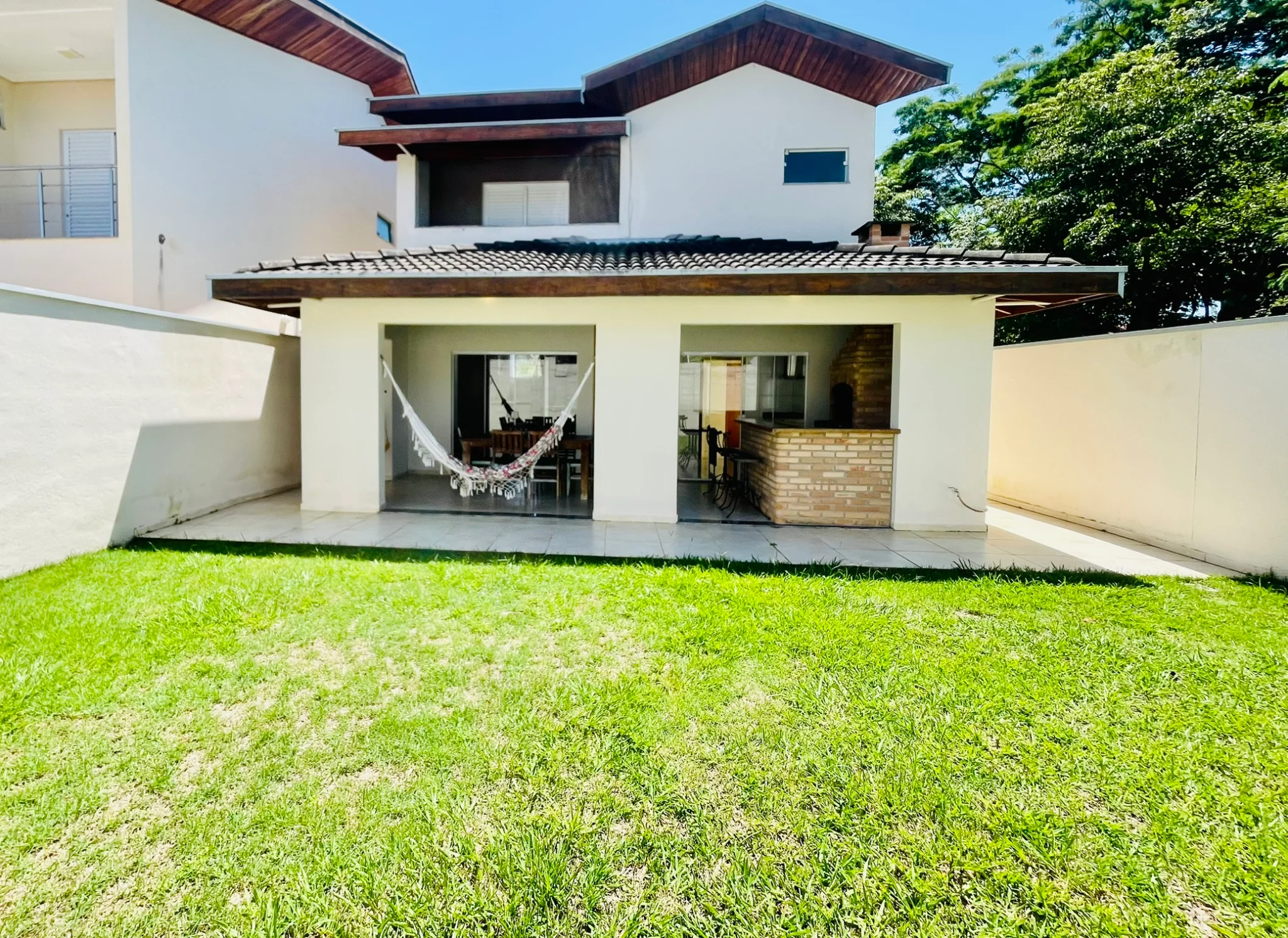 Casa à venda com 4 dormitórios no Condomínio Campos do Conde III em Tremembé/SP. 