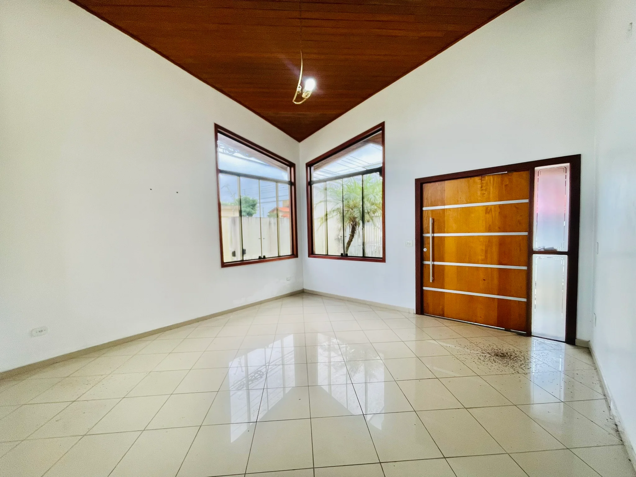Casa para venda e locação no bairro Lessa em Pindamonhangaba/SP.