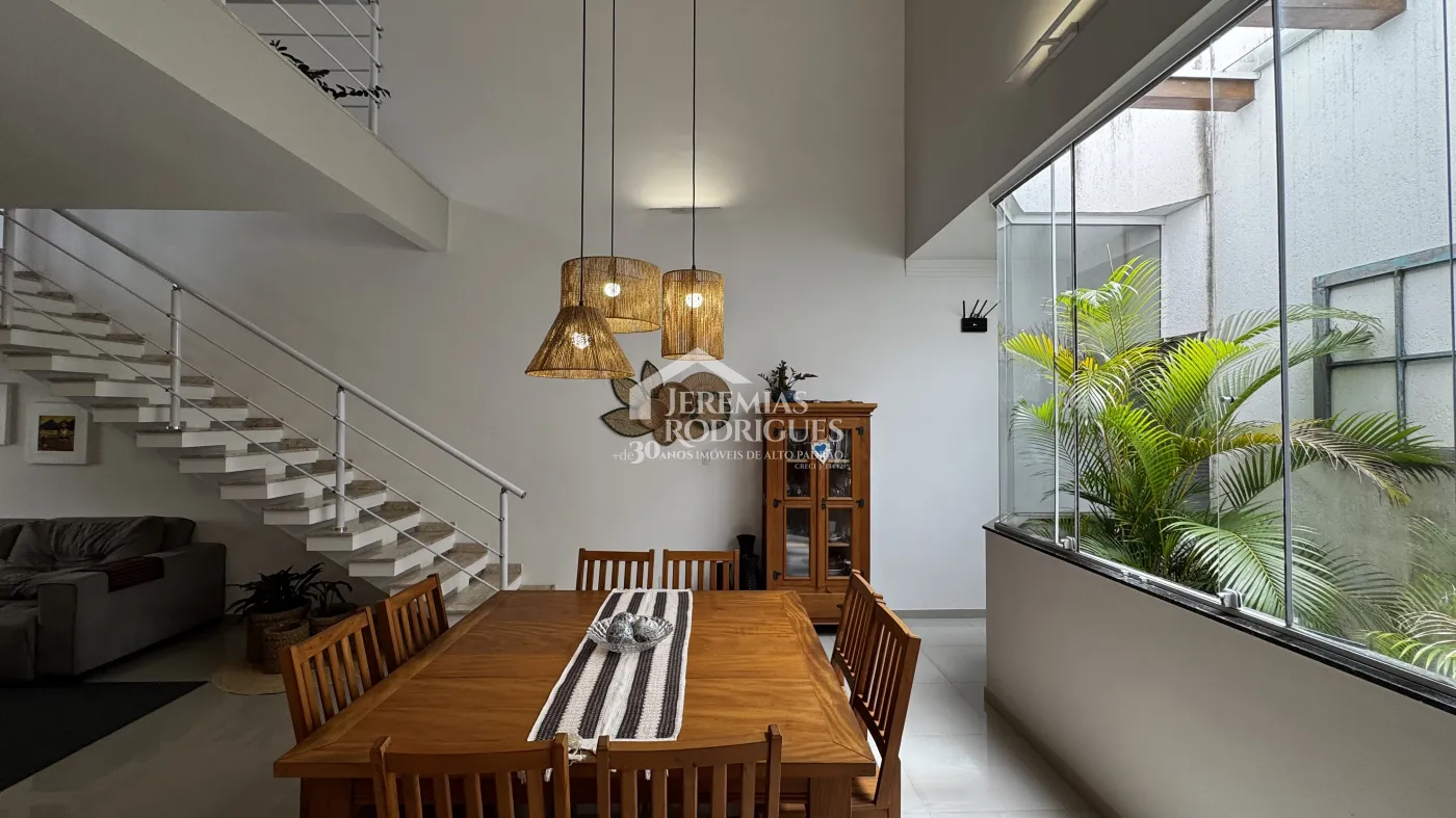 Casa à venda com 4 dormitórios no Condomínio Village do Sol em Pindamonhangaba/SP.