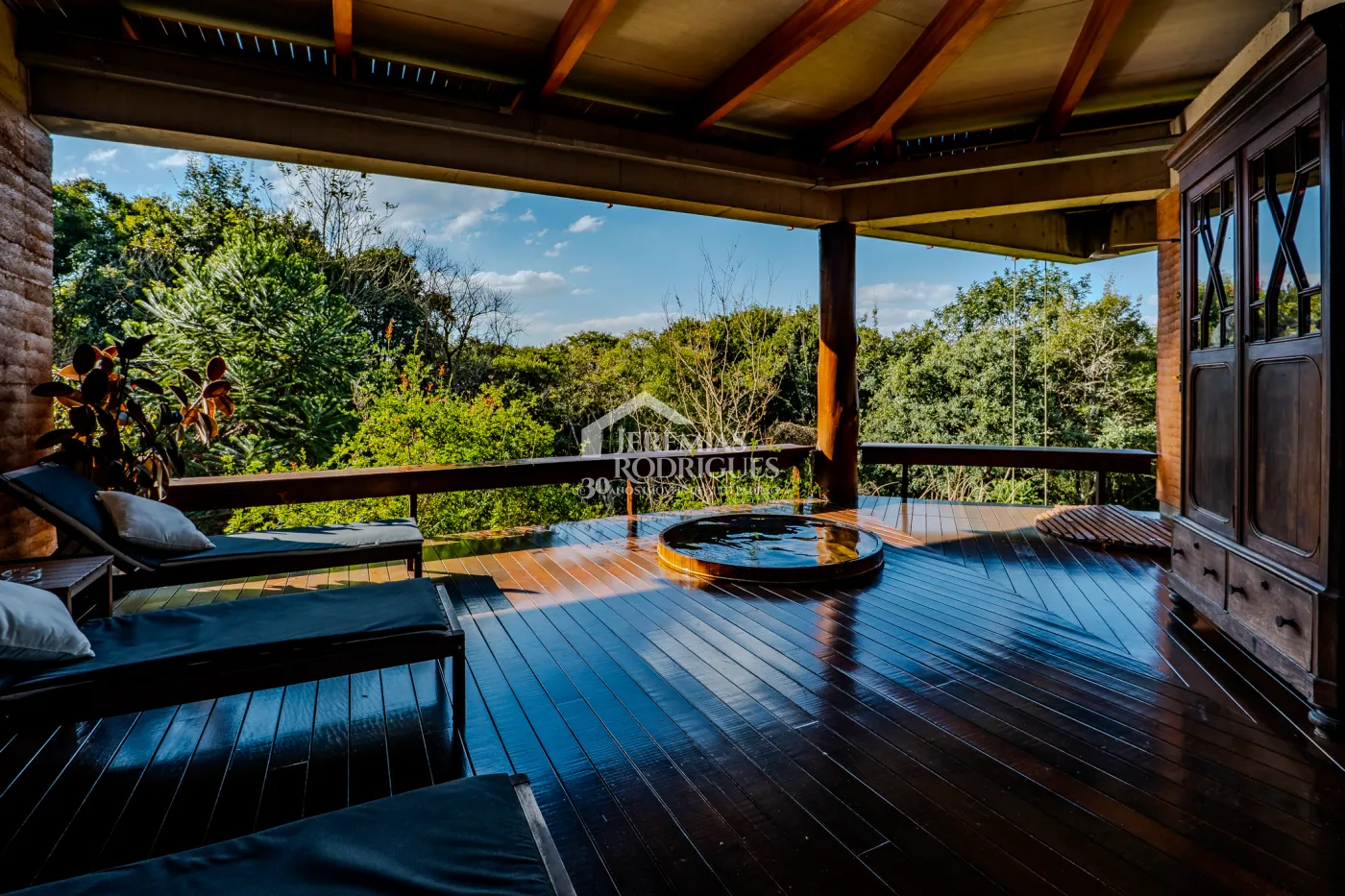 Mansão à venda com 4 suítes no Condomínio Parque da Mantiqueira em Santo Antônio do Pinhal/SP.