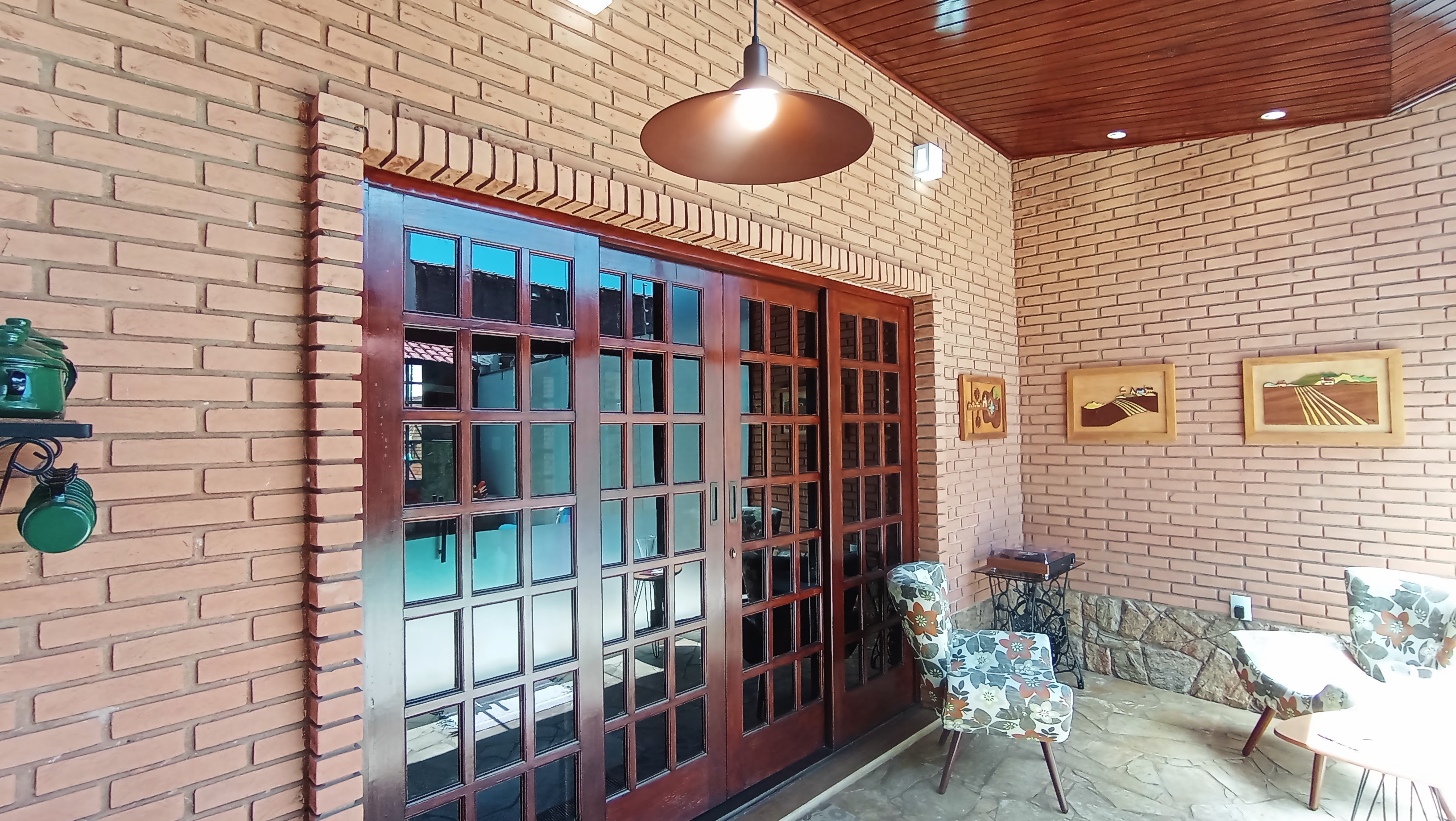 Casa à venda com 3 dormitórios no bairro Jardim do Sol em Taubaté/SP.