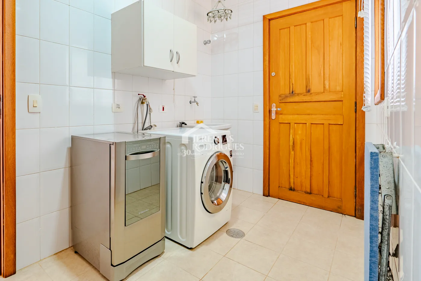 Casa assobradada à venda com 3 dormitórios no Condomínio Aldeia Austríaca em Campos do Jordão/SP.