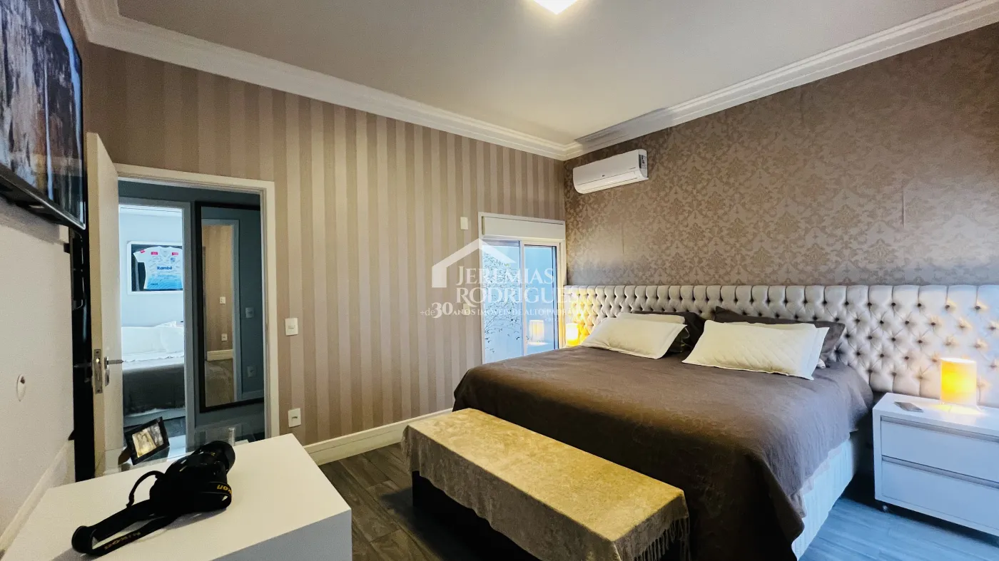 Casa à venda com 3 suítes no Condomínio Campos do Conde II Chambord em Tremembé/SP