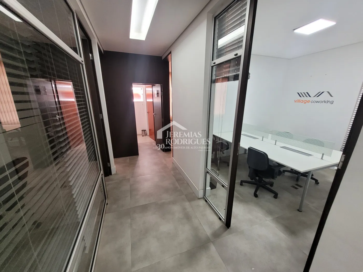Três salas comerciais com 300 m² no Edifício Village Coworking em Pindamonhangaba/SP.