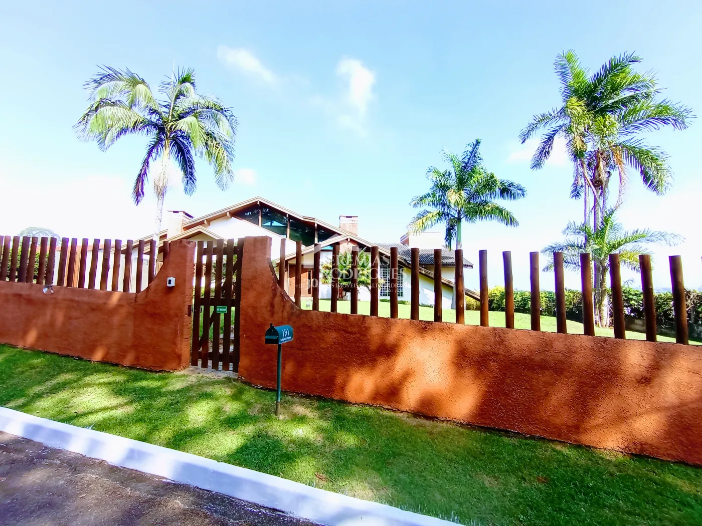 Casa à venda com 3 dormitórios no Condomínio Chácaras Cataguá em Taubaté/SP