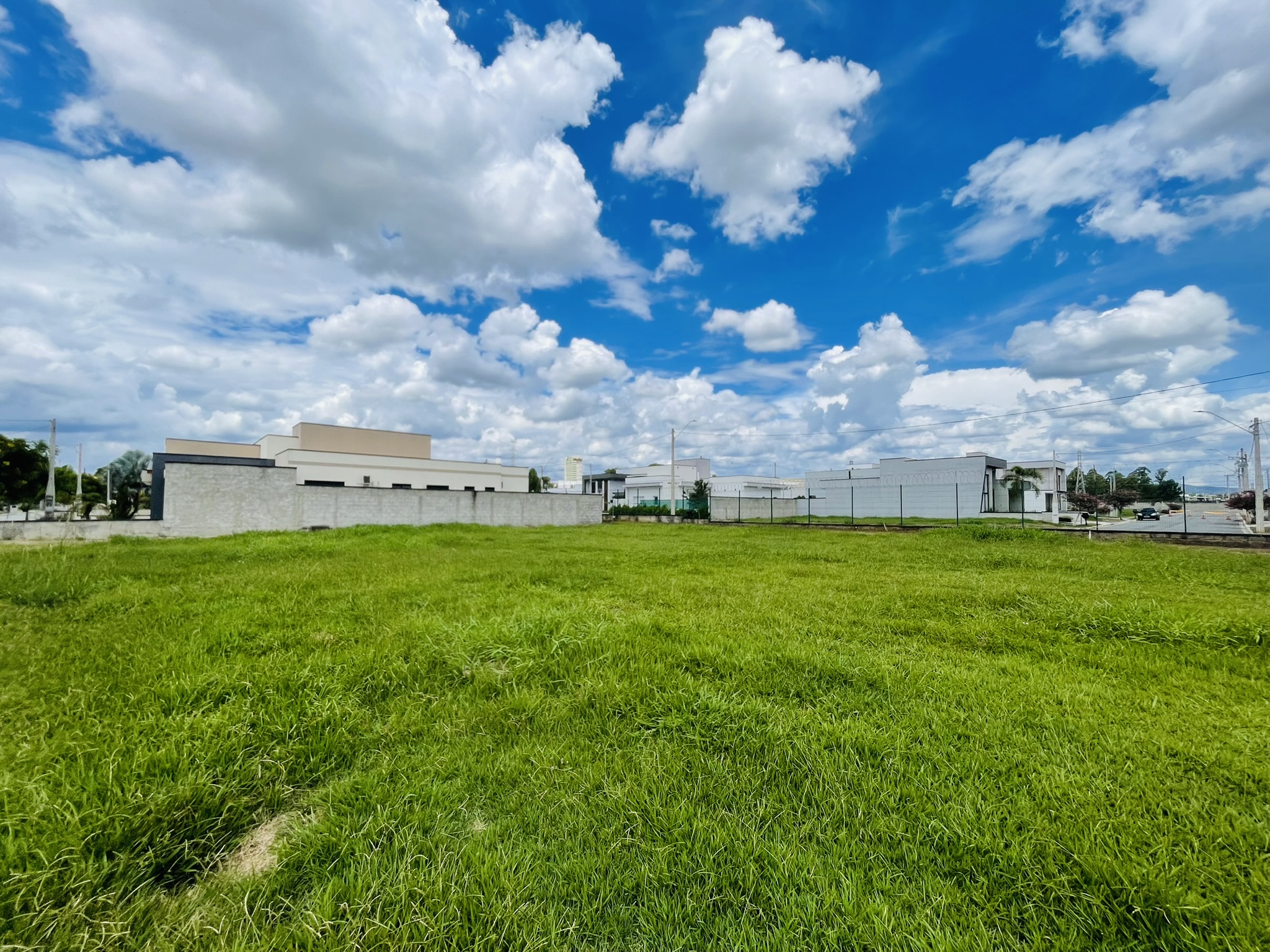Terreno à venda com 420 m² no Condomínio Reserva Bonsucesso em Pindamonhangaba/SP. 
