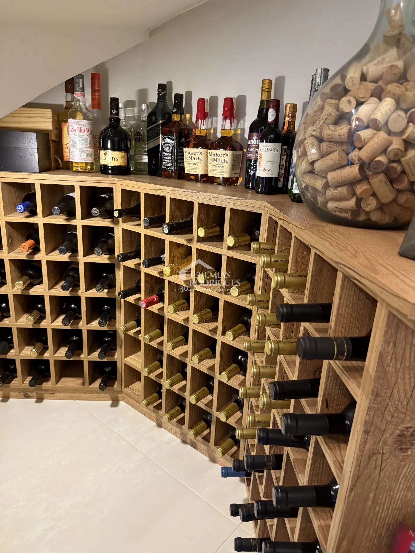 Casa à venda com 4 suítes no Condomínio Jardim Monte Belo em Campos do Jordão/SP.