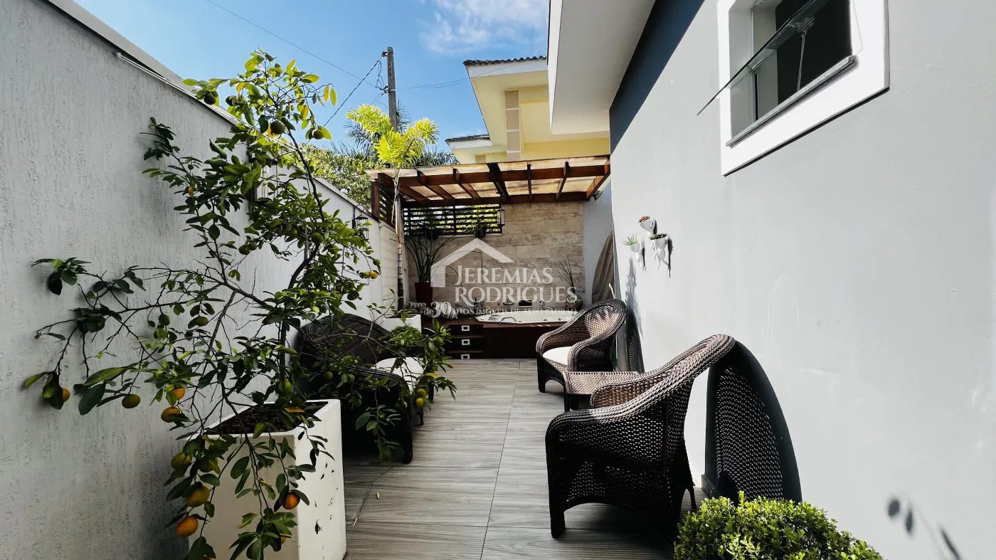 Casa à venda com 3 suítes no Condomínio Campos do Conde II Chambord em Tremembé/SP