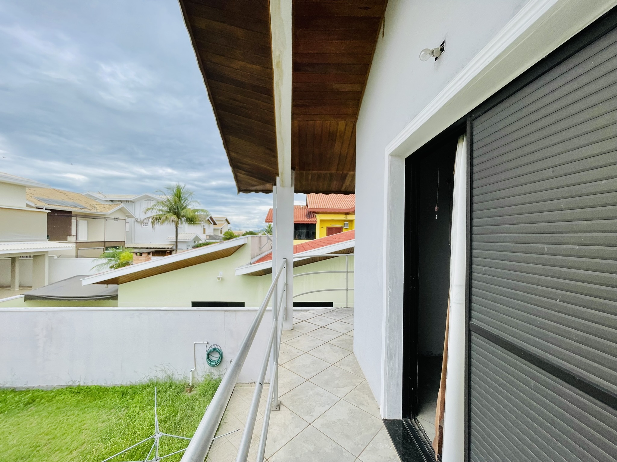 Casa à venda com 4 dormitórios no Condomínio Jardim das Hortênsias em Taubaté/SP.
