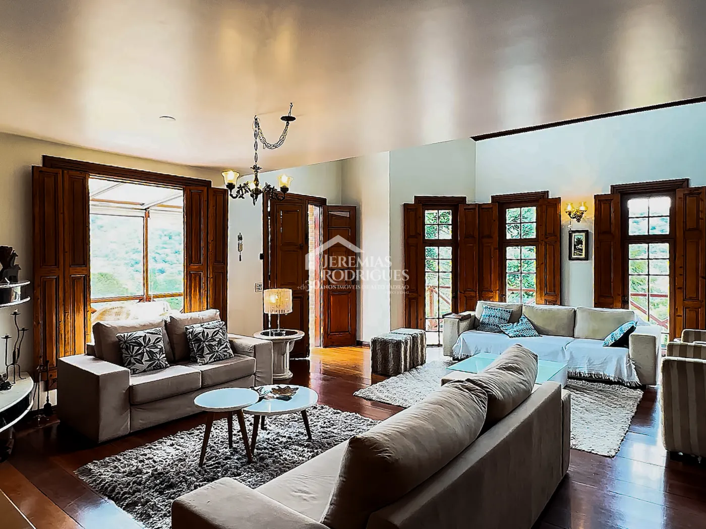 Casa à venda com 5 dormitórios no Condomínio Residencial Gran Ville em Campos do Jordão/SP.