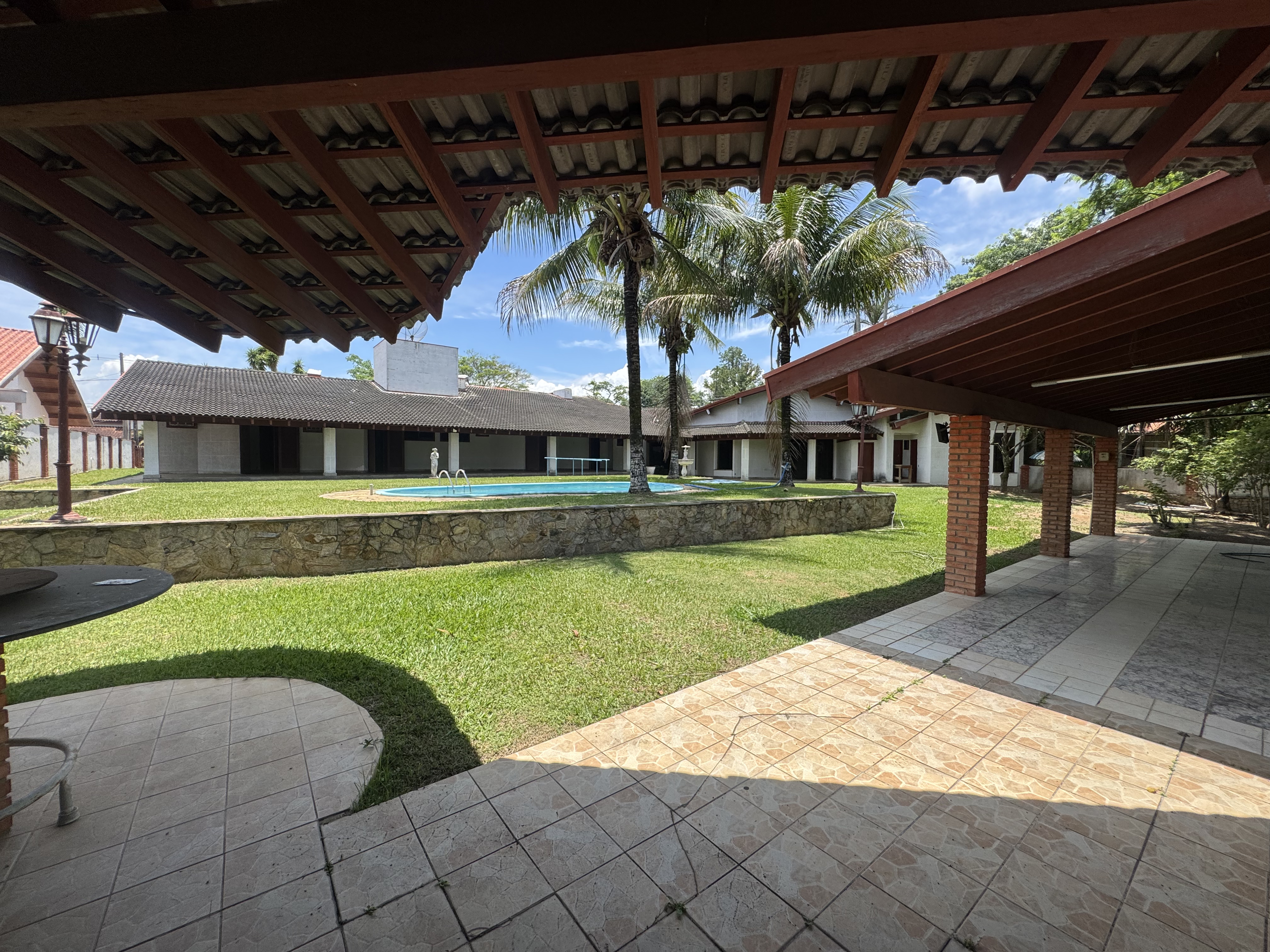 Casa à venda com 5 dormitórios no Condomínio Village Paineiras em Pindamonhangaba/SP.