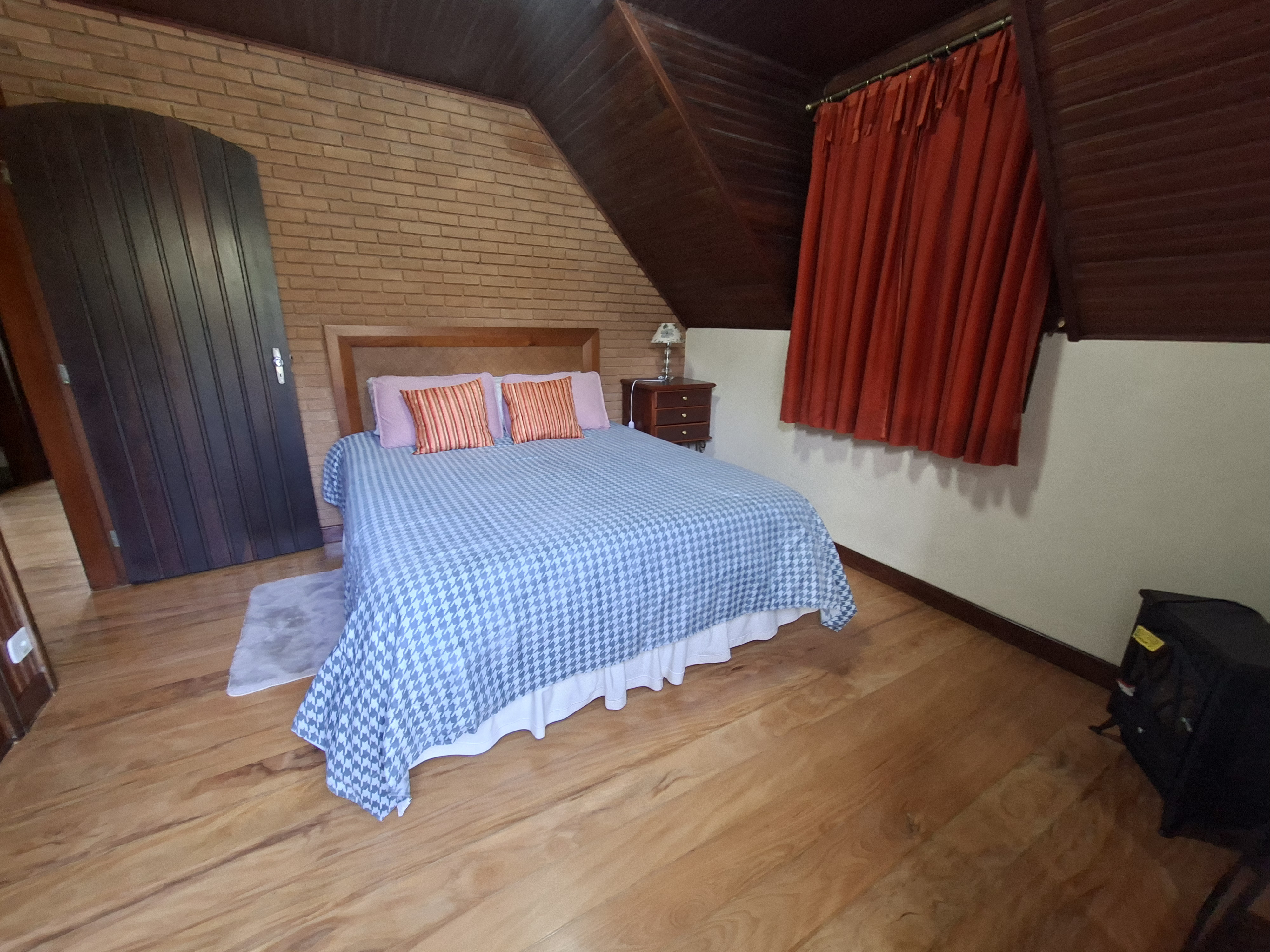 Casa para locação com 3 dormitórios no Morro do Elefante em Campos do Jordão/SP.