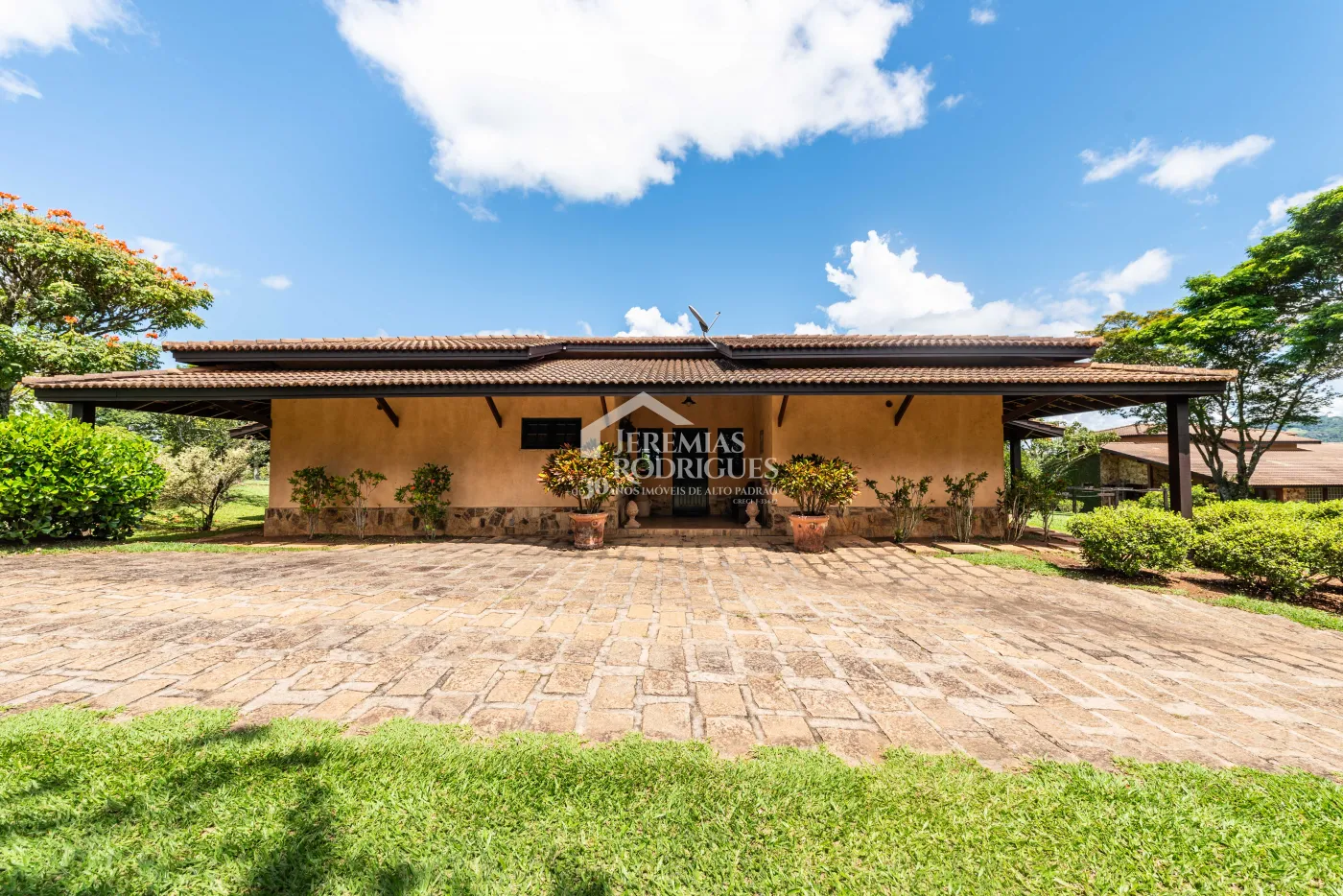 Sitio com 9 suítes, 2.600 m² - Piracaia/SP.