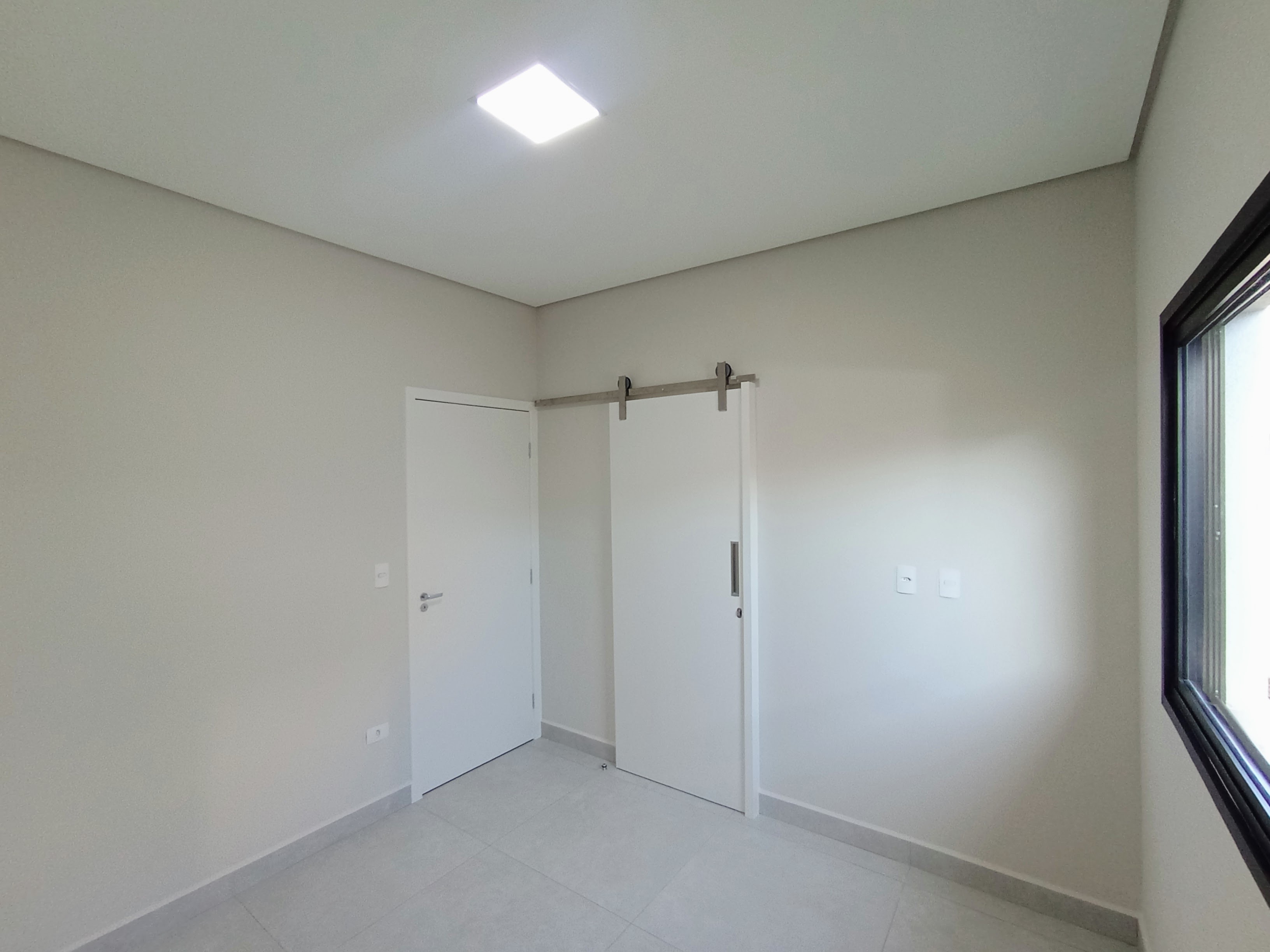 Casa à venda com 3 dormitórios no Condomínio Ouro Ville em Taubaté/SP.