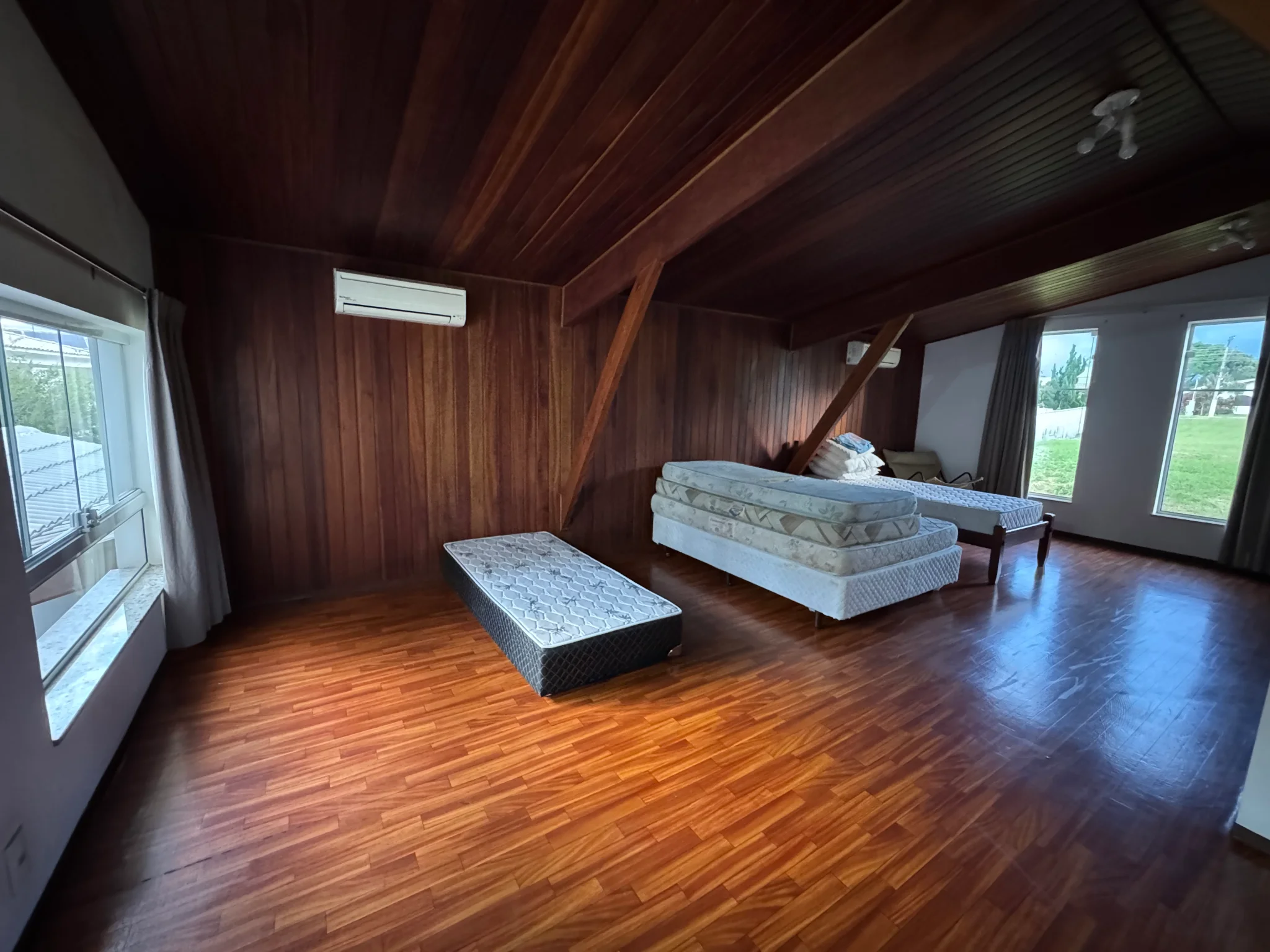 Casa à venda com 5 dormitórios no Condomínio Villlage Paineiras em Pindamonhangaba/SP. 