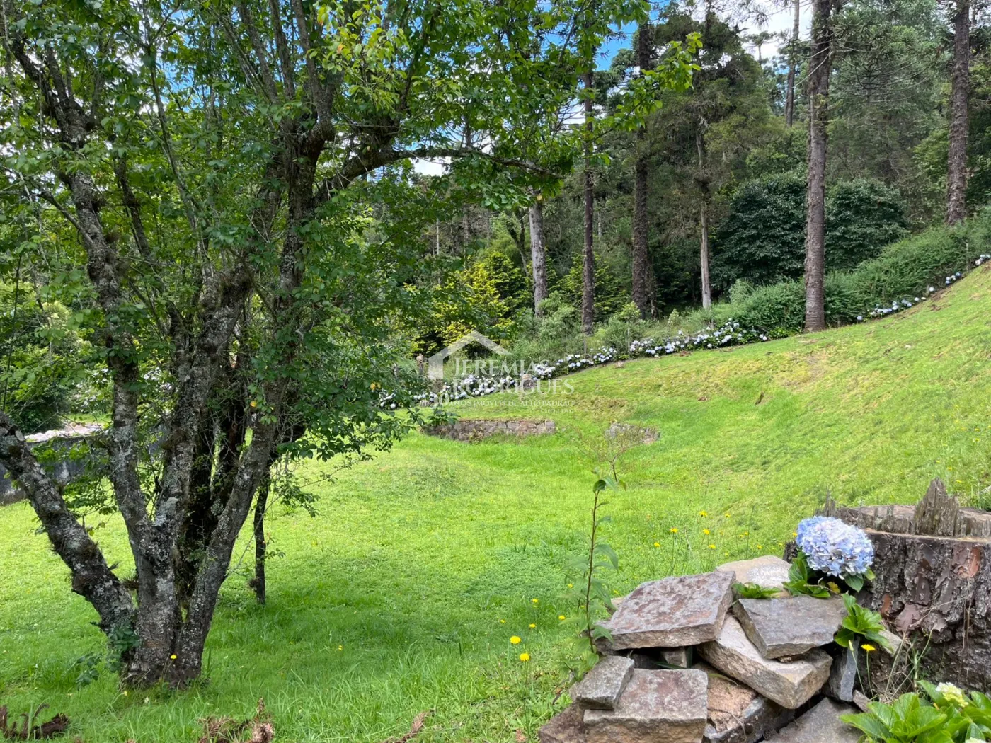 Casa para venda com 3 dormitórios no Jardim do Embaixador em Campos do Jordão/SP