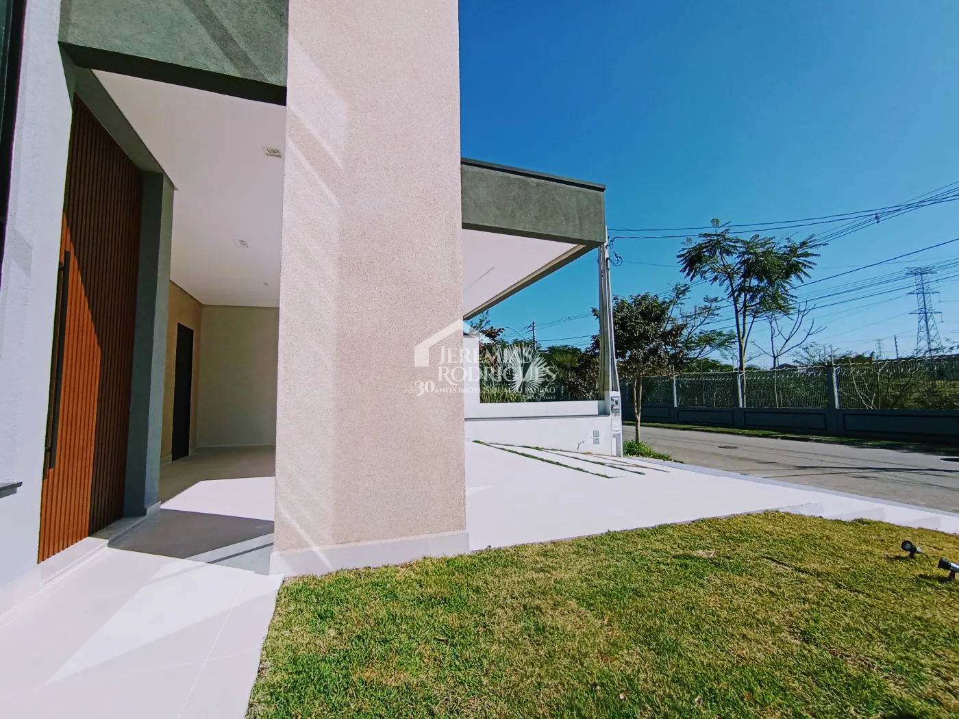 Casa à venda com 3 dormitórios no Condomínio Malibu em Caçapava/SP.