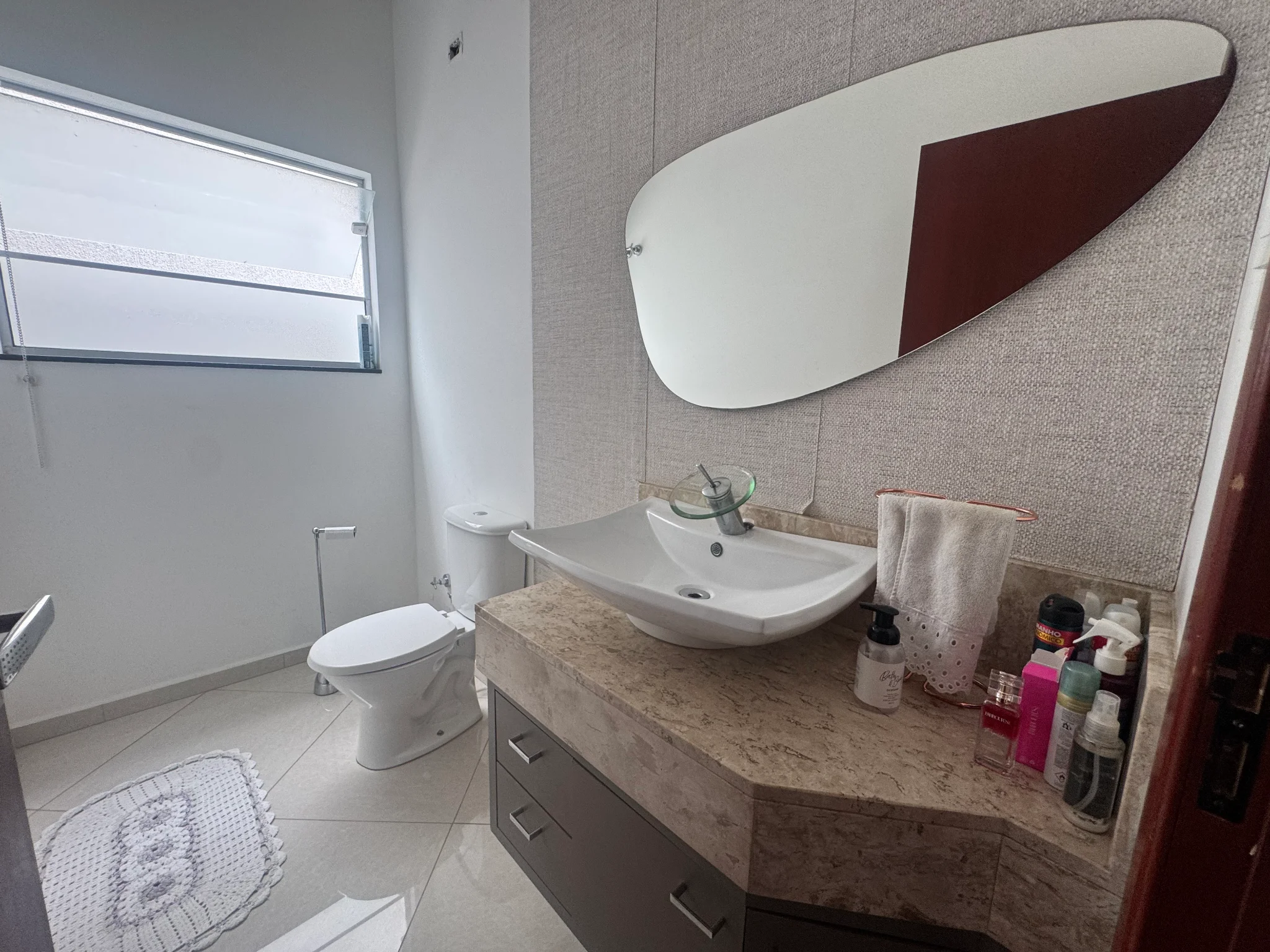 Casa à venda com 3 suítes no Condomínio Reserva dos Lagos em Pindamonhangaba/SP. 