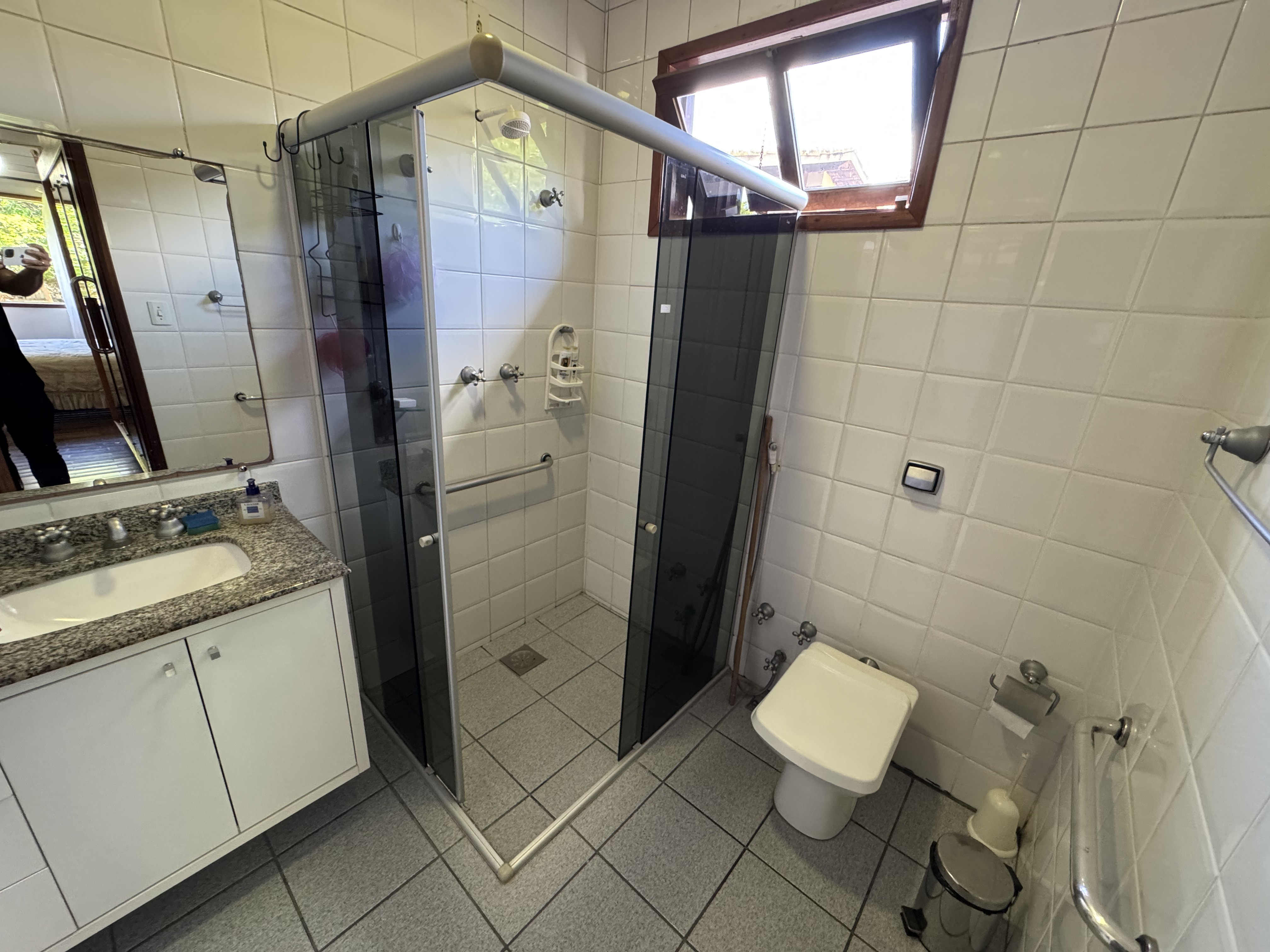 Casa à venda com 4 dormitórios no Condomínio Village Paineiras em Pindamonhangaba/SP.