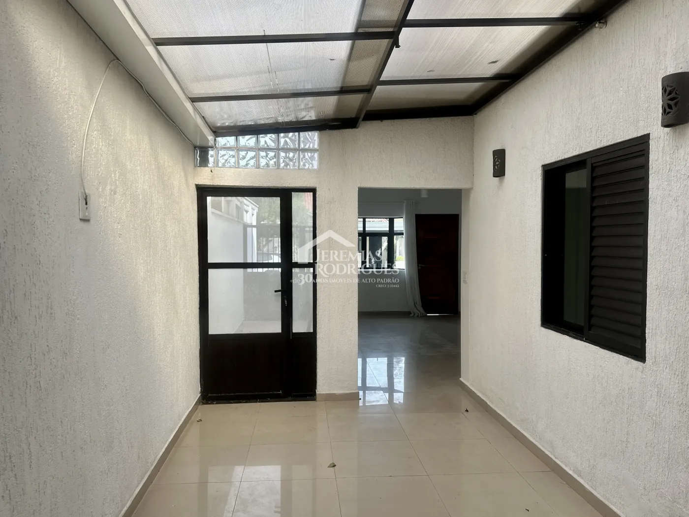 Casa para venda e locação com 4 dormitórios no Condomínio Alto dos Pinheiros em Taubaté/SP.