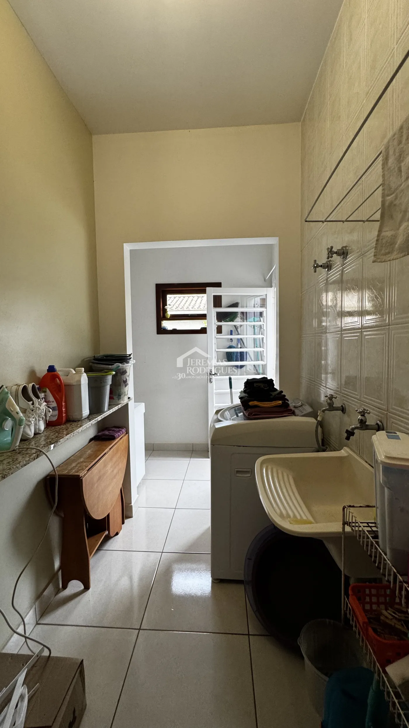 Casa assobradada à venda com 4 dormitórios no Condomínio Jardim das Hortênsias em Taubaté/SP.