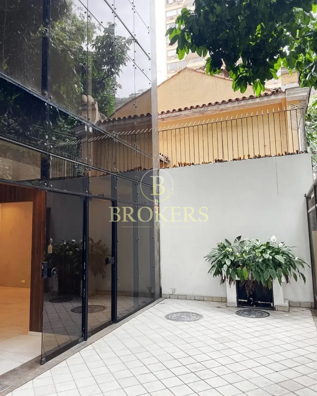 Prédio corporativo independente com 4 pavimentos em Botafogo