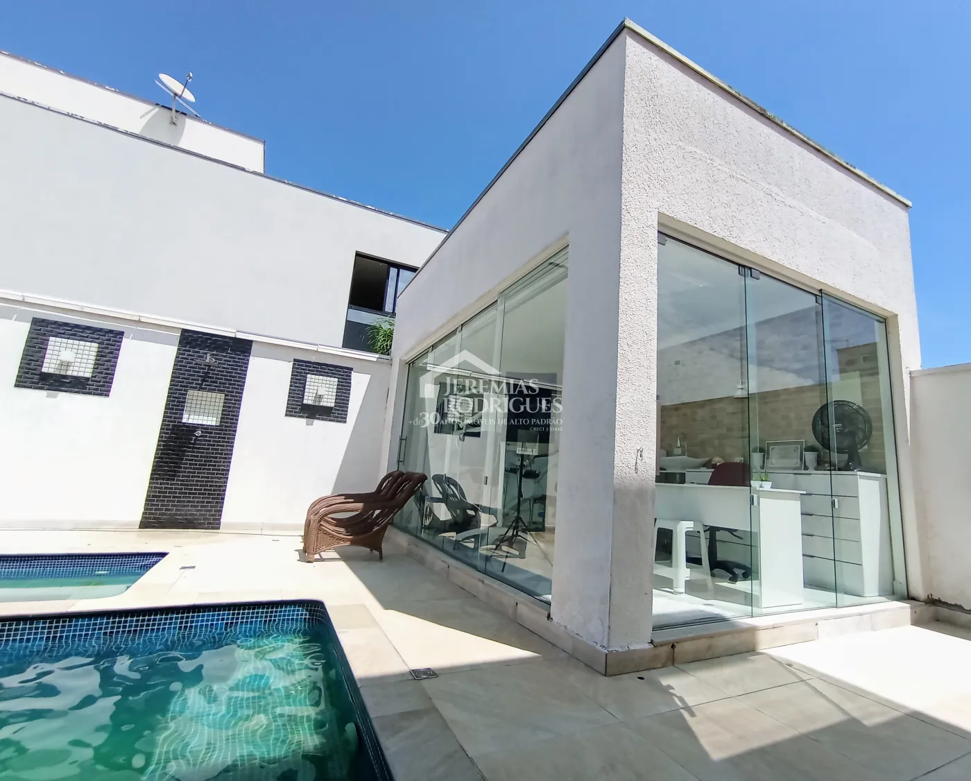 Casa assobradada com 3 suítes - Condomínio Jardim Oásis - Taubaté/SP.
