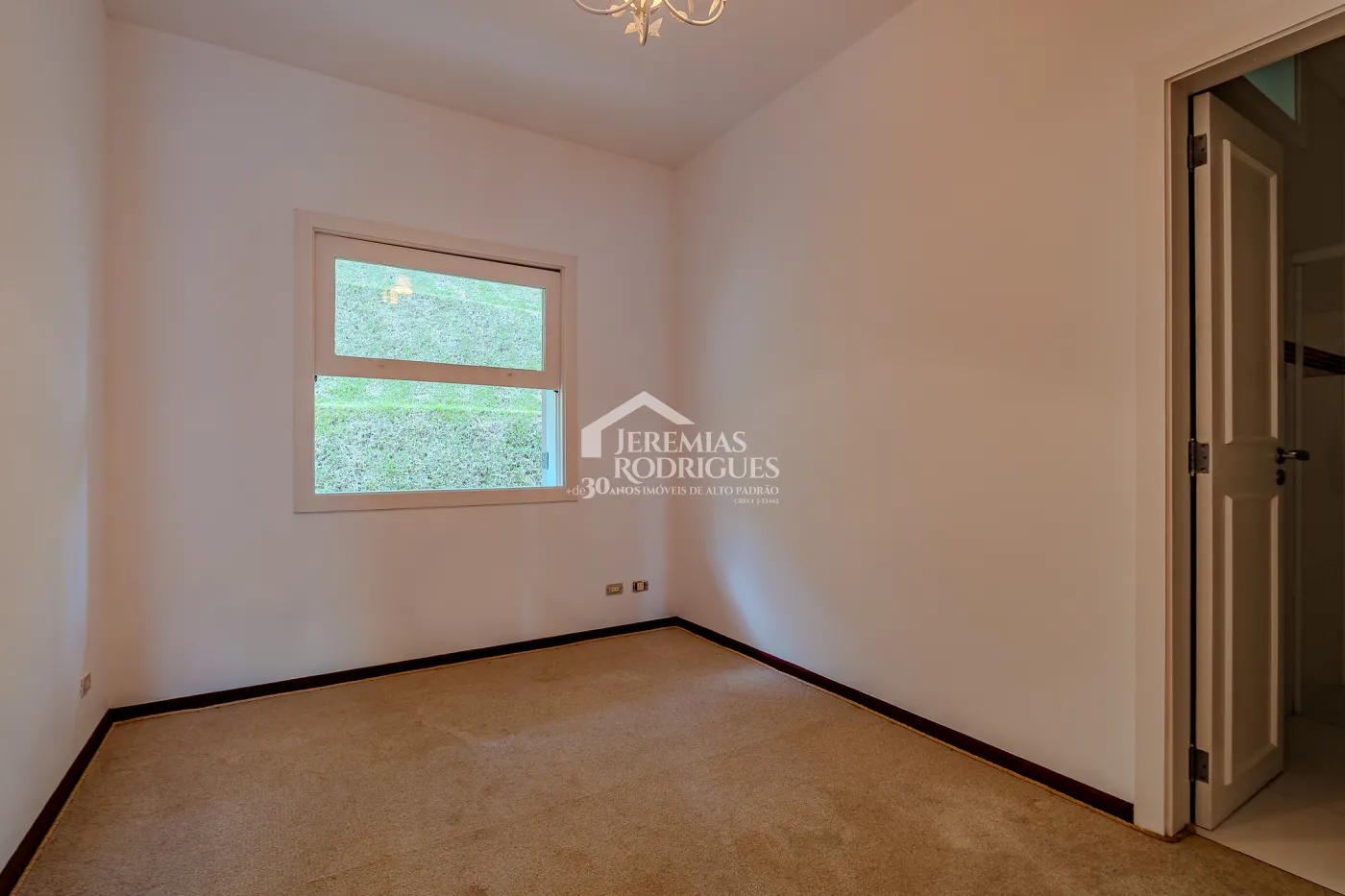 Casa para venda com 5 suítes no Condomínio Jardim Véu da Noiva em Campos do Jordão/SP