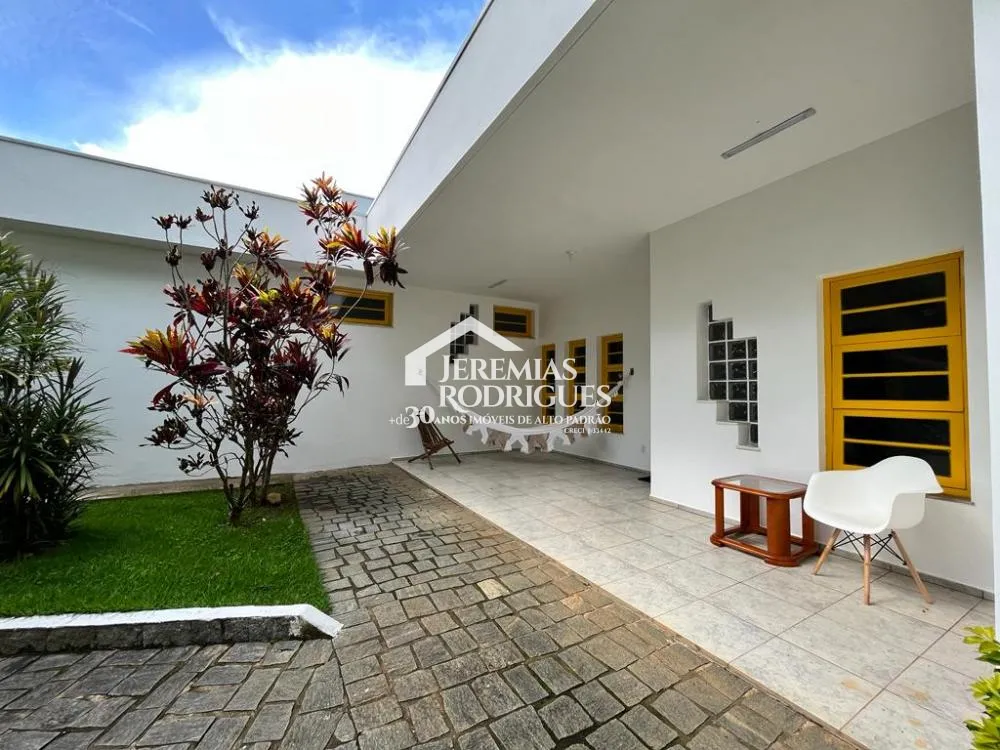 Chácara à venda com 2.000 m² no Condomínio Chácaras Cataguá, em Taubaté/SP.