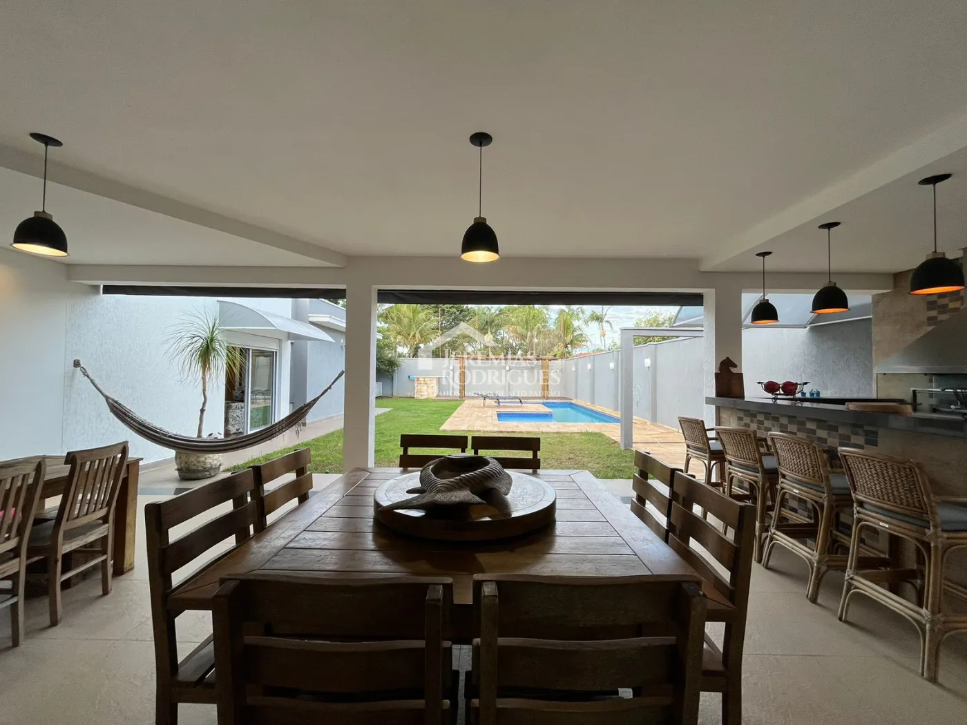 Casa assobradada à venda com 4 dormitórios no Condomínio Residencial Eldorado, em Tremembé/SP.