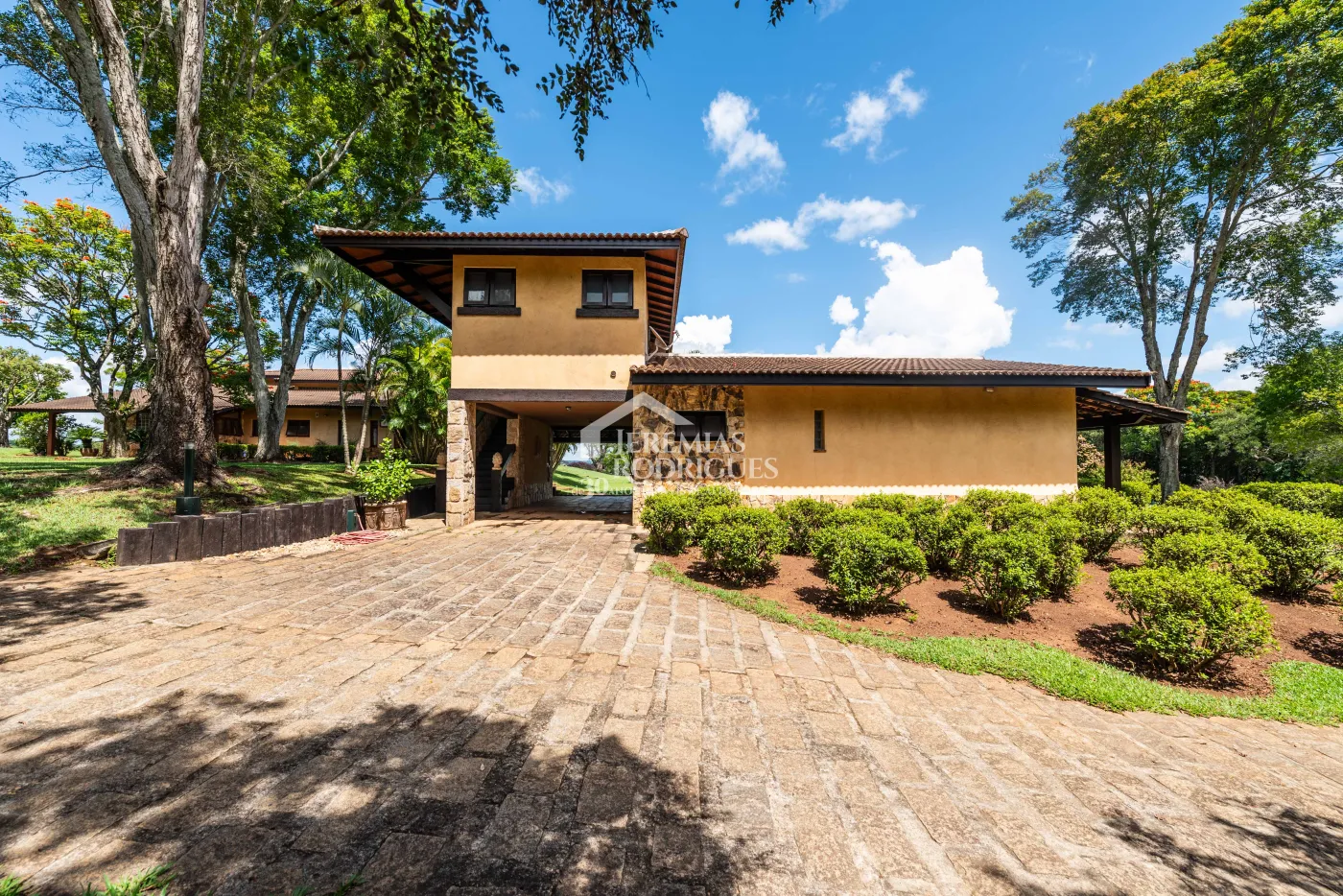 Sitio com 9 suítes, 2.600 m² - Piracaia/SP.