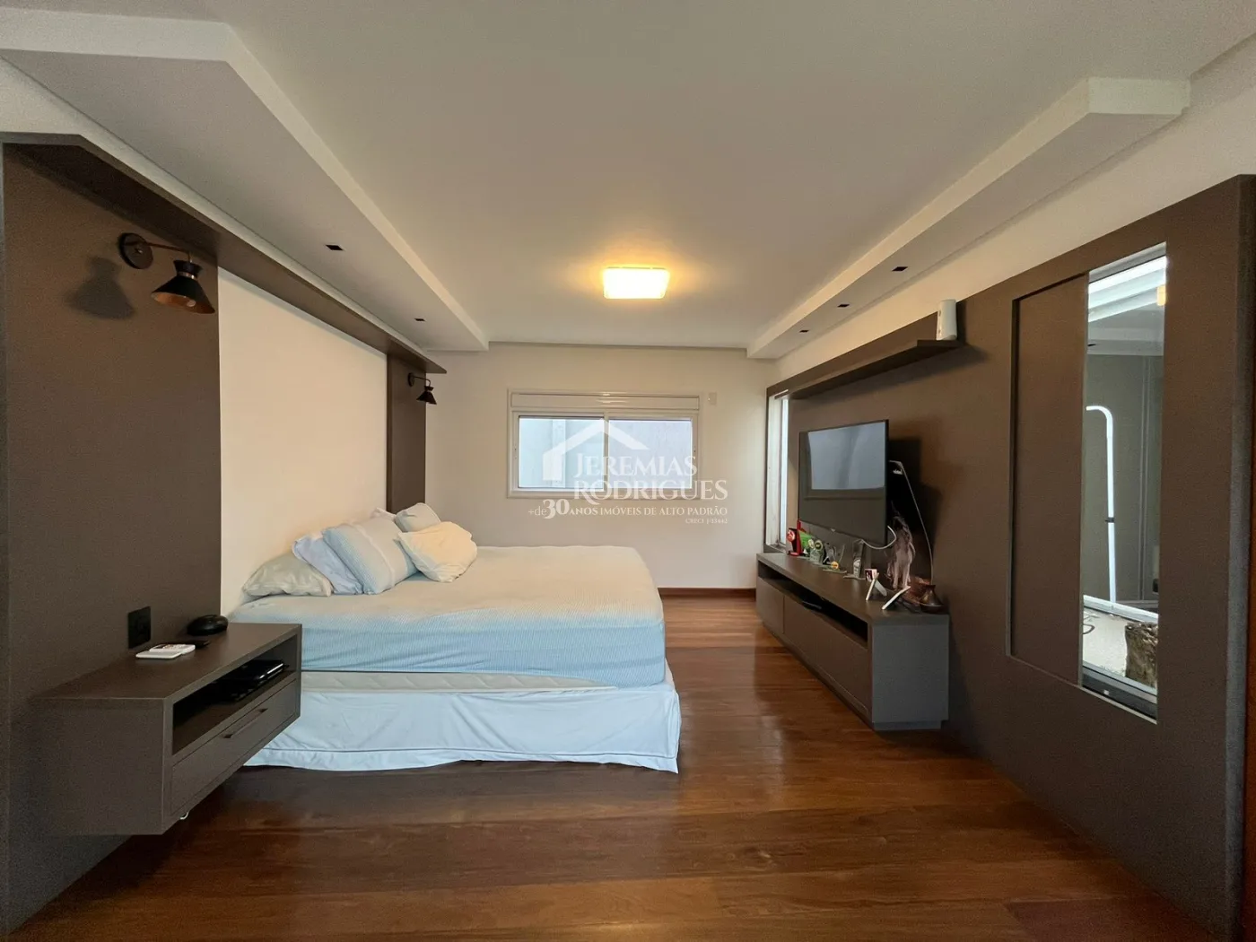 Casa assobradada à venda com 4 dormitórios no Condomínio Residencial Eldorado, em Tremembé/SP.