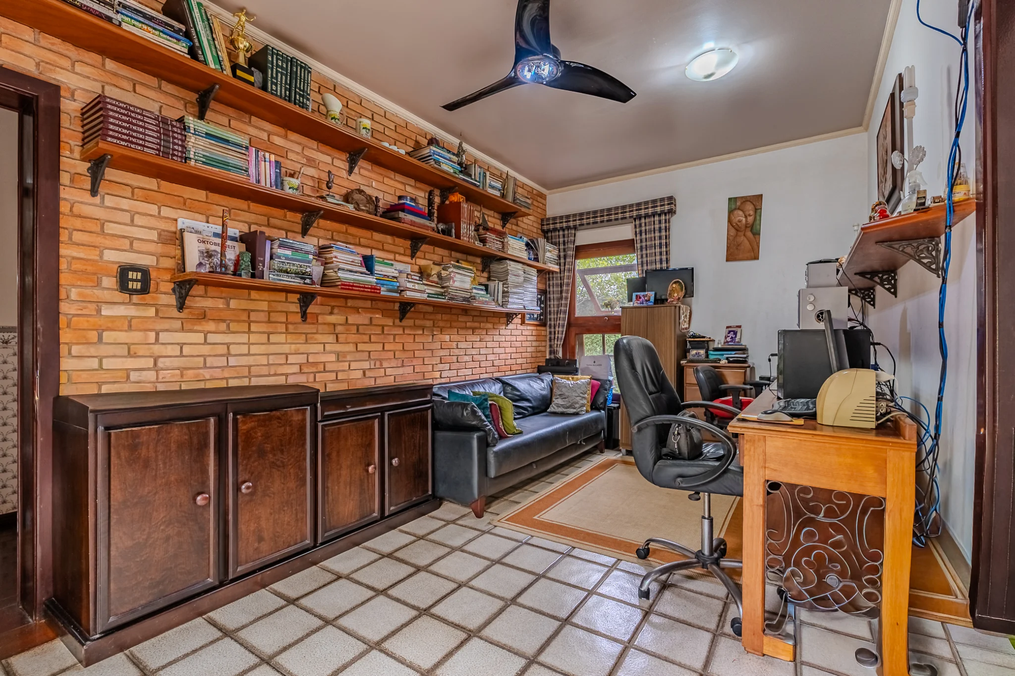 Casa à venda com 4 dormitórios no Condomínio Village Paineiras em Pindamonhangaba/SP. 