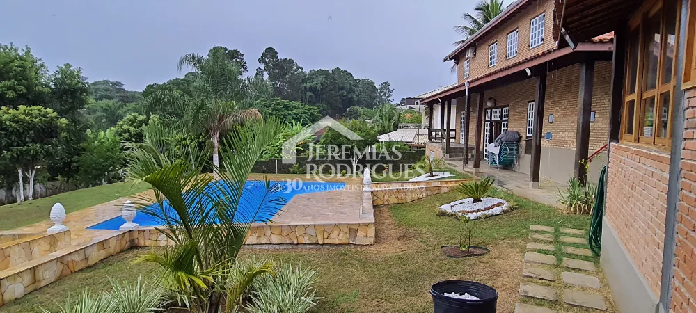 A Imobiliária Jeremias Rodrigues Imóveis de Alto Padrão disponibiliza para venda e locação essa casa no Condomínio Chácaras Cataguá em Taubaté/SP.