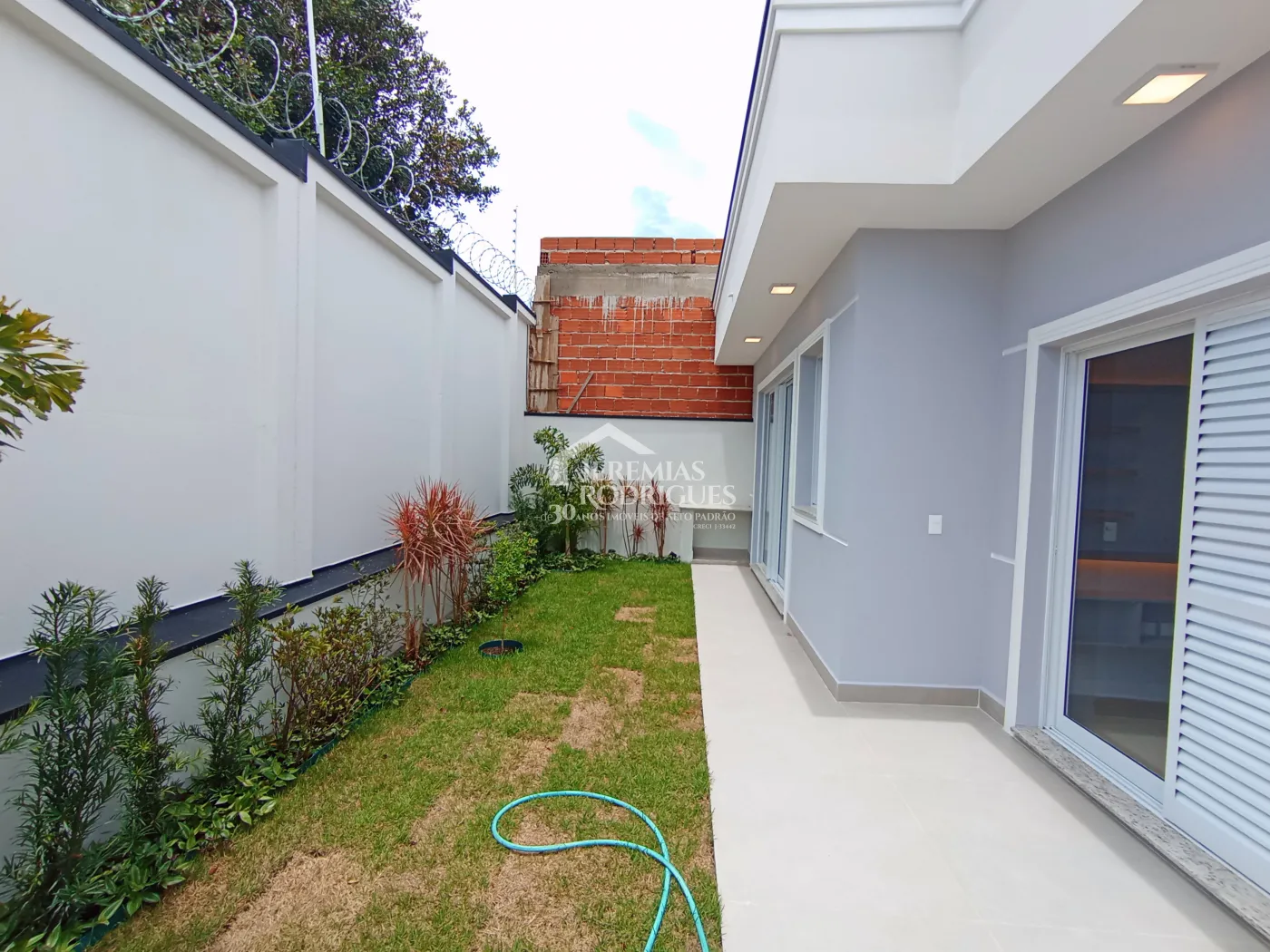 Casa à venda com 3 dormitórios no Condomínio Residencial Barão de Tremembé em Tremembé/SP.