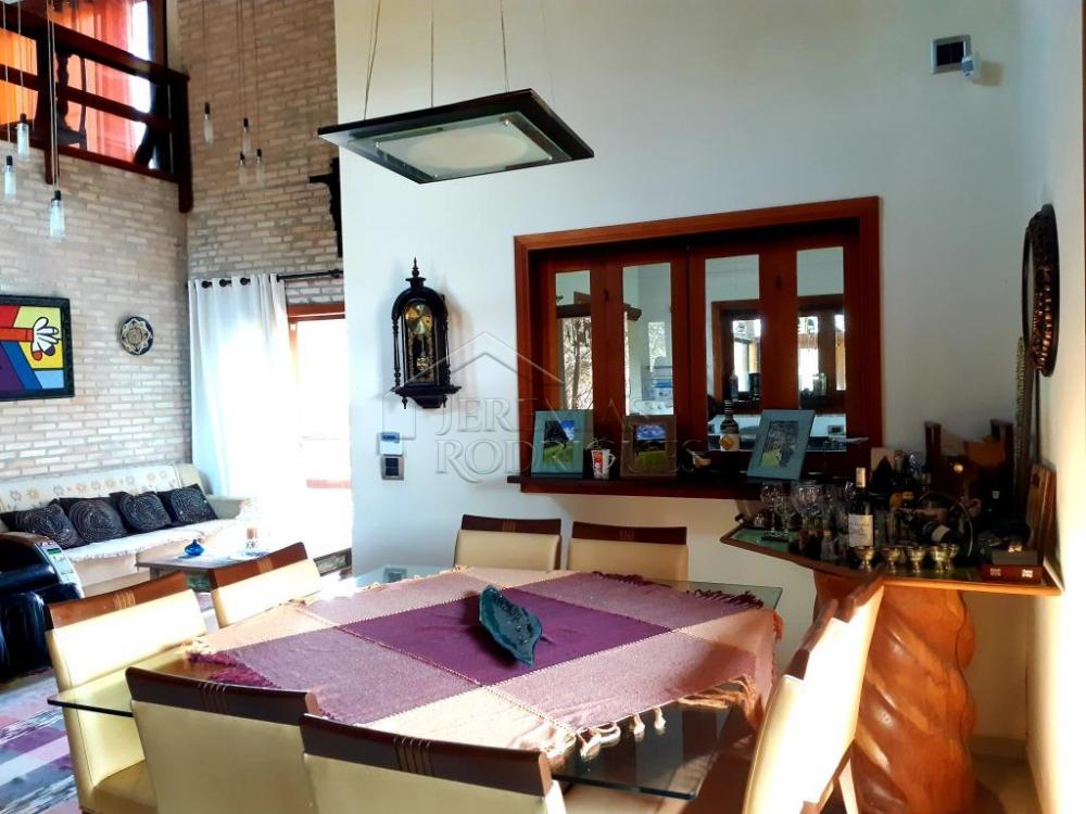 Casa à venda com 6 dormitórios no Condomínio Chácaras Cataguá em Taubaté/SP.